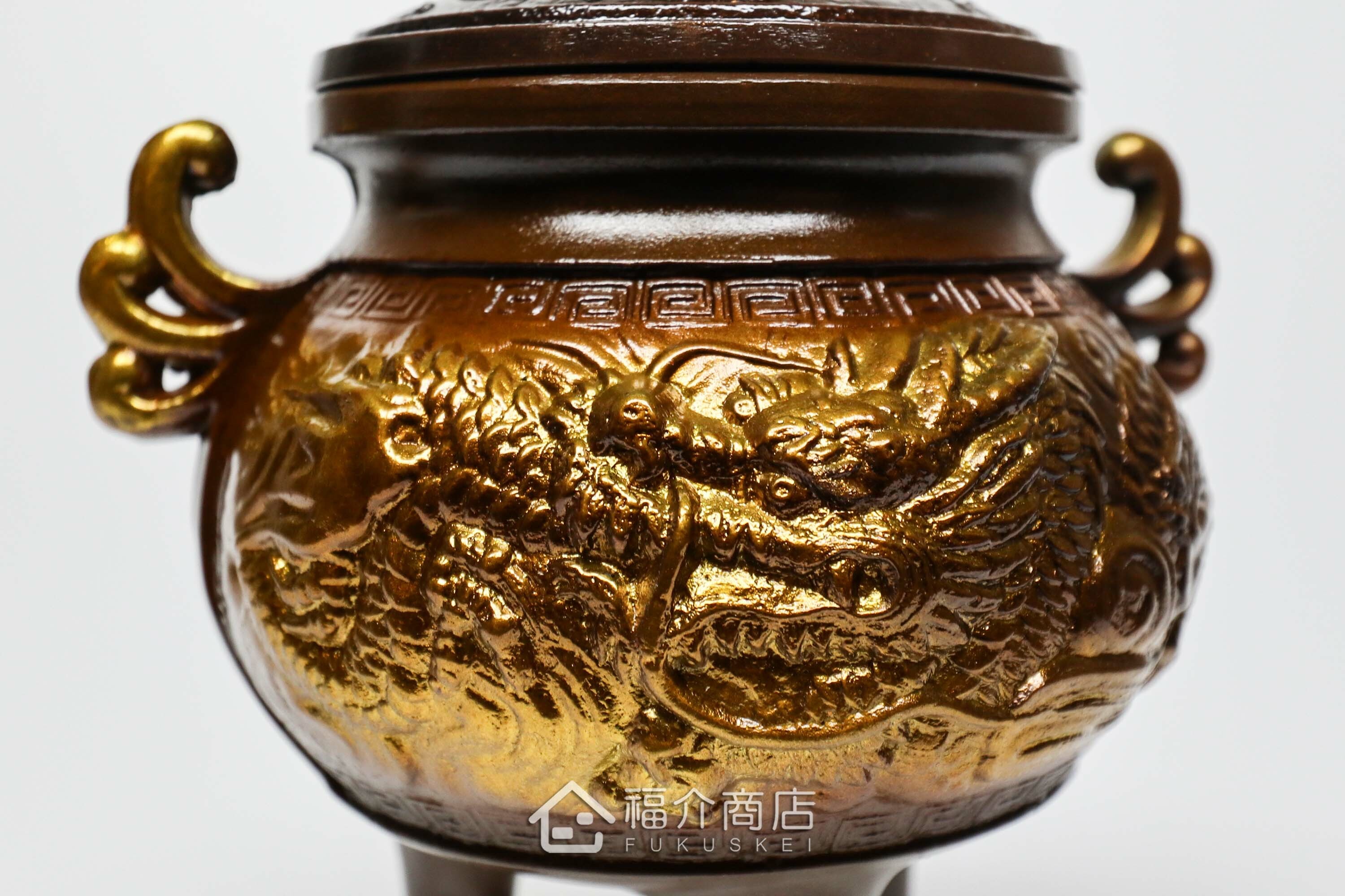 龍圖案的香爐