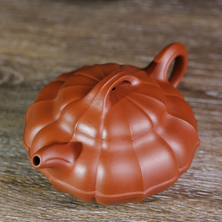 【筋紋合菱】--上看似覆菱花，下看似盛開菱花，紐、蓋、身均由上下相間筋紋花瓣咬合而成