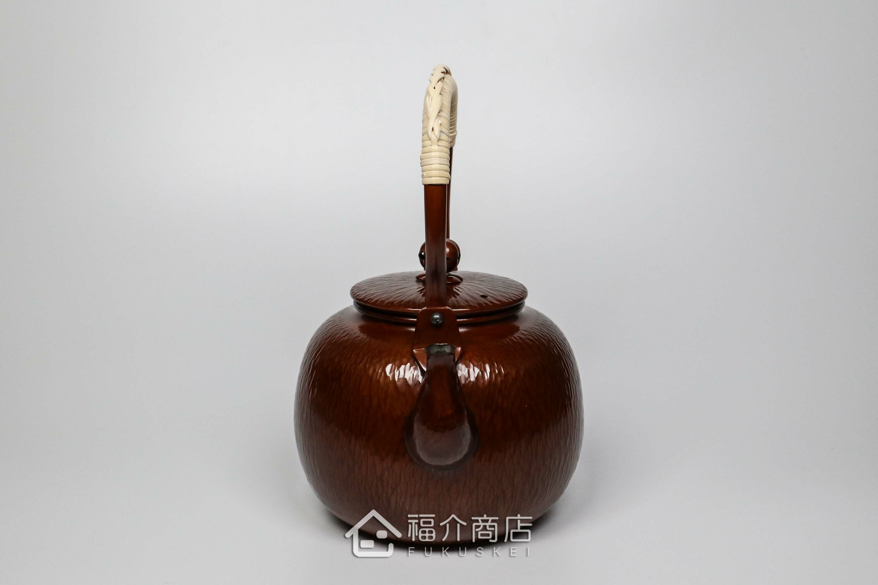 編織提樑造型的咖啡色石目紋銅壺