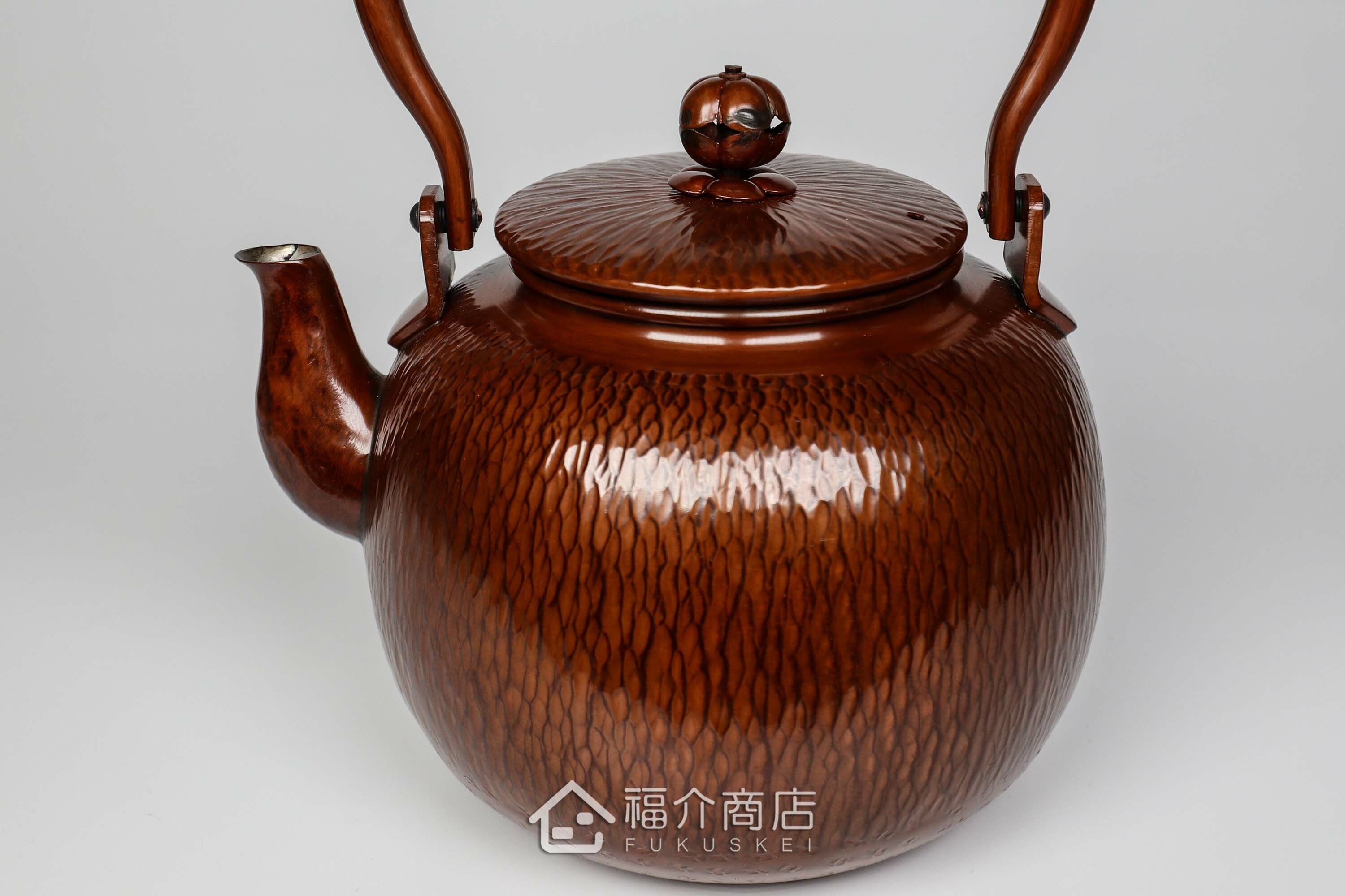 咖啡色線條紋路的銅壺