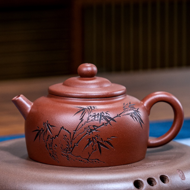 【笠帽井欄】--壺身猶如一款巨輪滾滾而過，壺身中部曲線優美飽滿，簡約中流露出幾分大氣