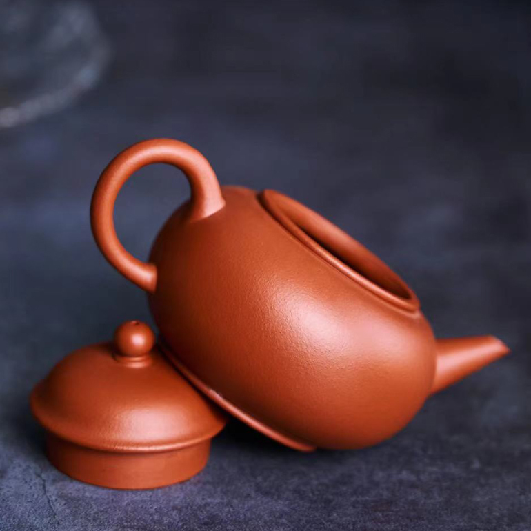 【水平】造型飽滿、大方得體，簡潔素雅的壺身更具紫砂的魅力