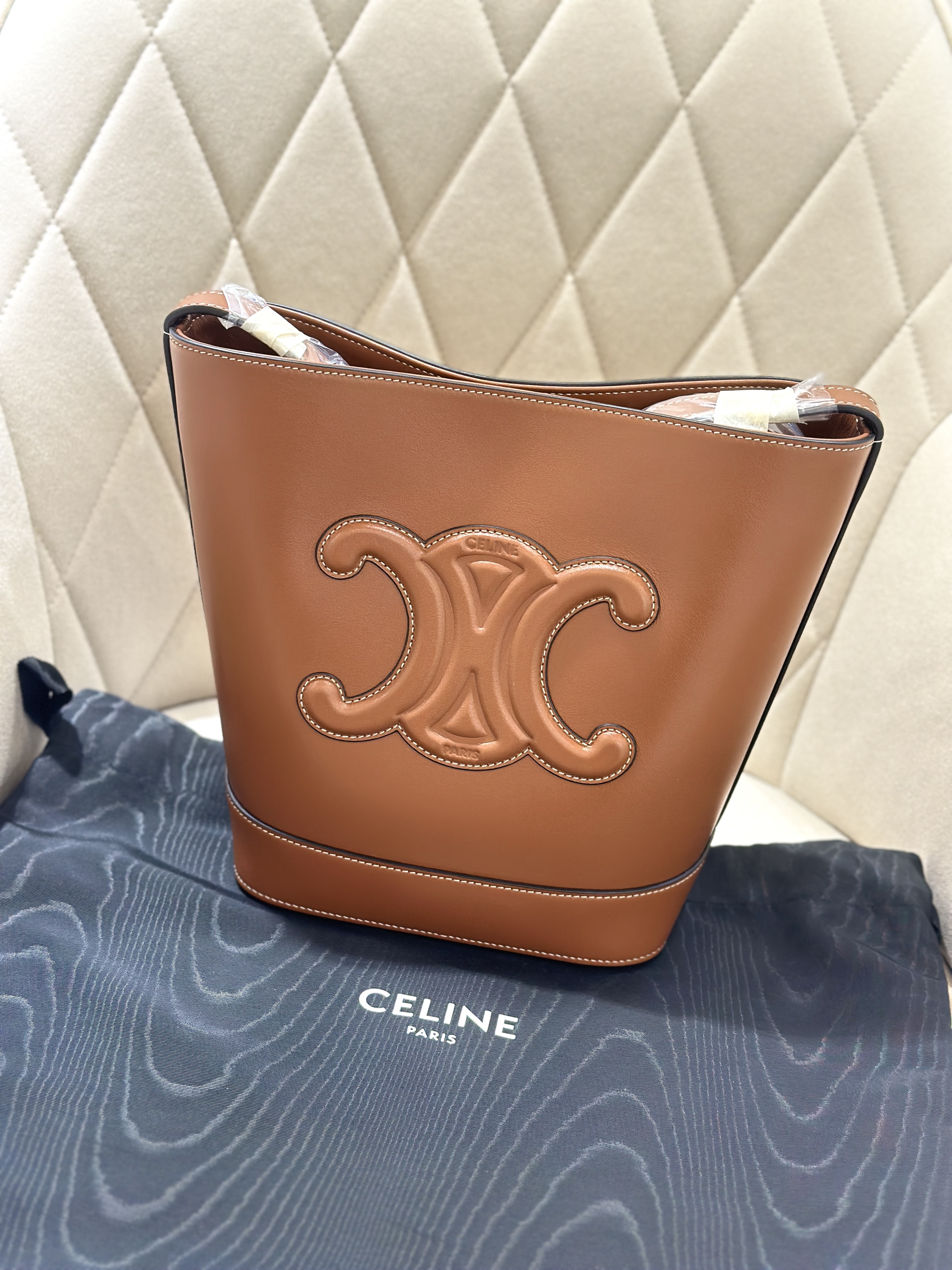 CELINE Small Bucket Cuir Triomphe