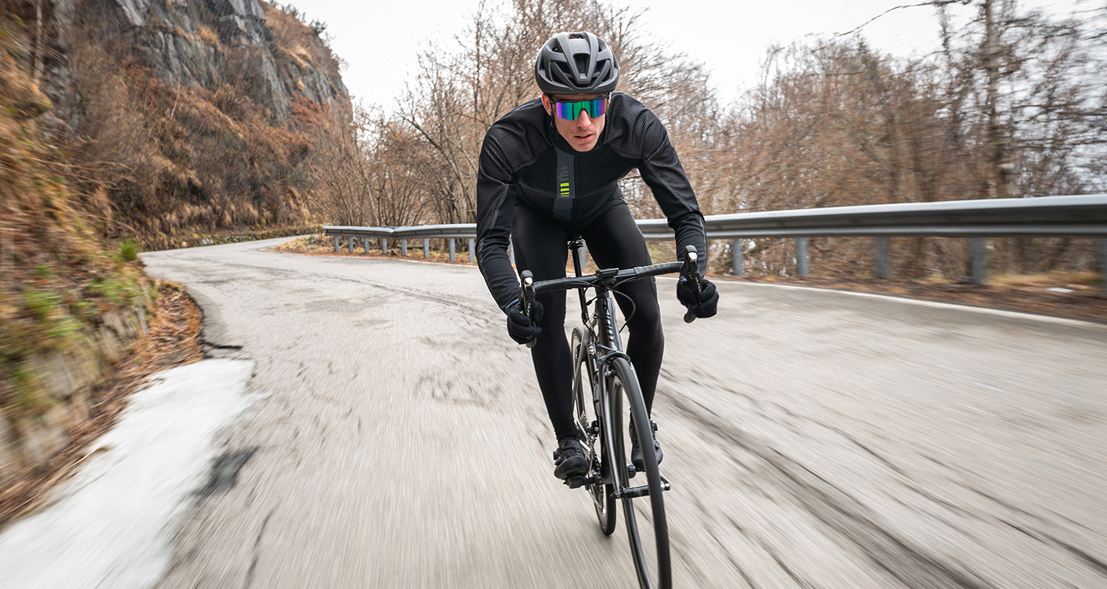 最佳騎行服  寒流來襲，單車魂也要持續燃燒！ 以機能與時尚為核心，來自時尚之都米蘭，加入保暖刷毛特性。運用人體工學剪裁完美包覆，每一次踩踏都靈活自如
