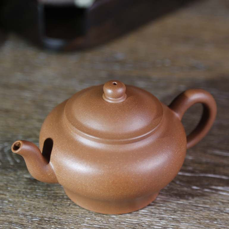 【宮燈】-- 器型正宗，壺身內收，線條明朗挺拔，亭亭玉立，秀氣唯美。