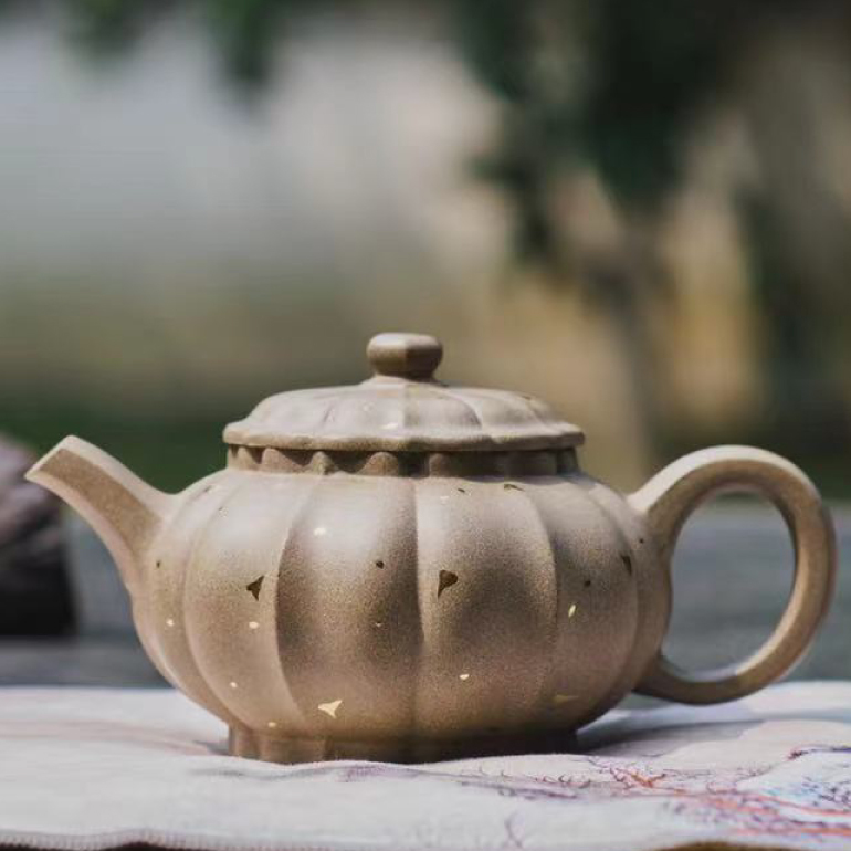 【筋紋掇只】-- 壺身各部比例協調一致，勻稱流暢，造型堪稱完美