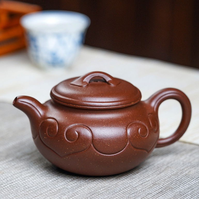 【仿古如意】-- 壺體凹凸面隨線條的流動組合，若浮雲漂流，詩意盎然，一彎嘴胥出悠長，壺把趁勢而起，張馳有度