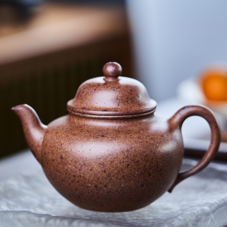 【蓮子】-- 蓮子壺經典器型改變而來，造型古樸，腹圓而鼓