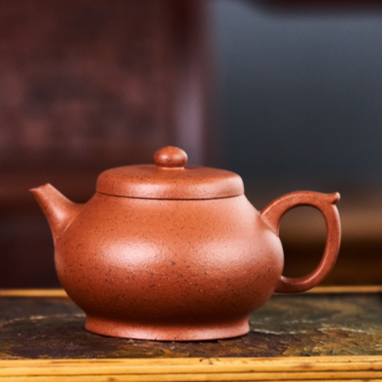 【寶玉】--器形典雅，壺腹飽滿，壺底與壺口口徑一致，形成上下應和之勢