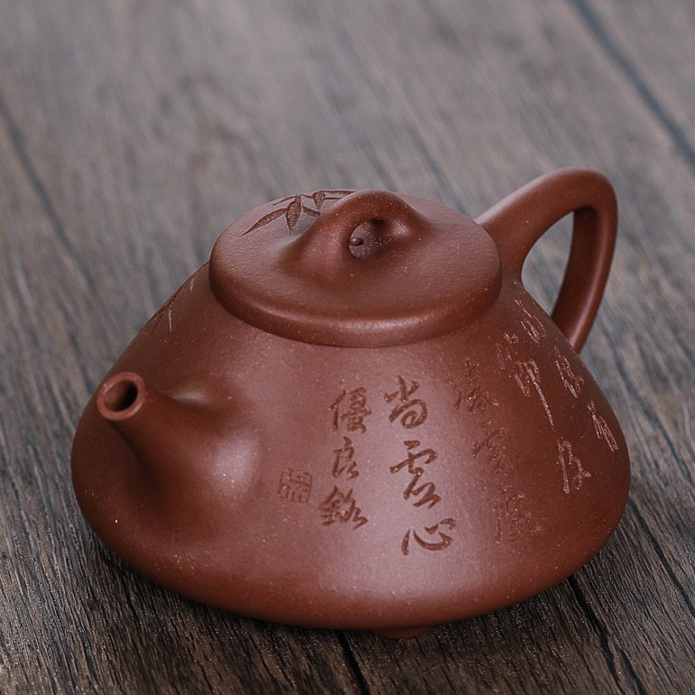 【子冶石瓢】全壺身挺拔，骨肉均勻，壺身壺嘴壺把恰到好處，氣韻生動，出水如畫