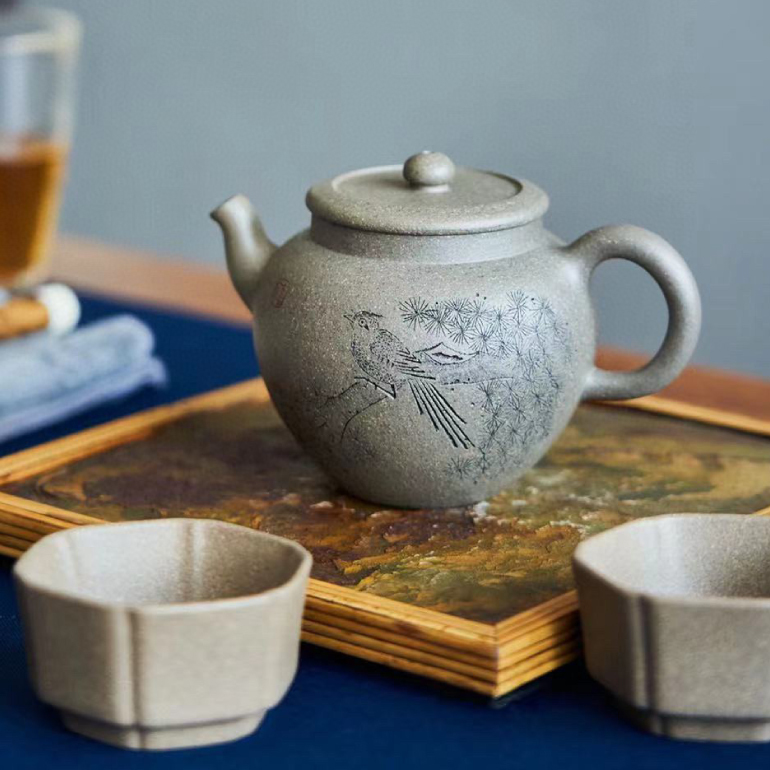 【瓦集】-- 此壺是經典的陶器造型，壺身似壇，壺蓋內嵌，氣密甚佳，一壺兩杯。