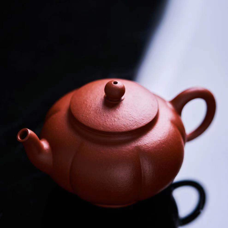 【筋紋宮燈】--此壺造型猶如一盞宮燈，器型優雅美觀！