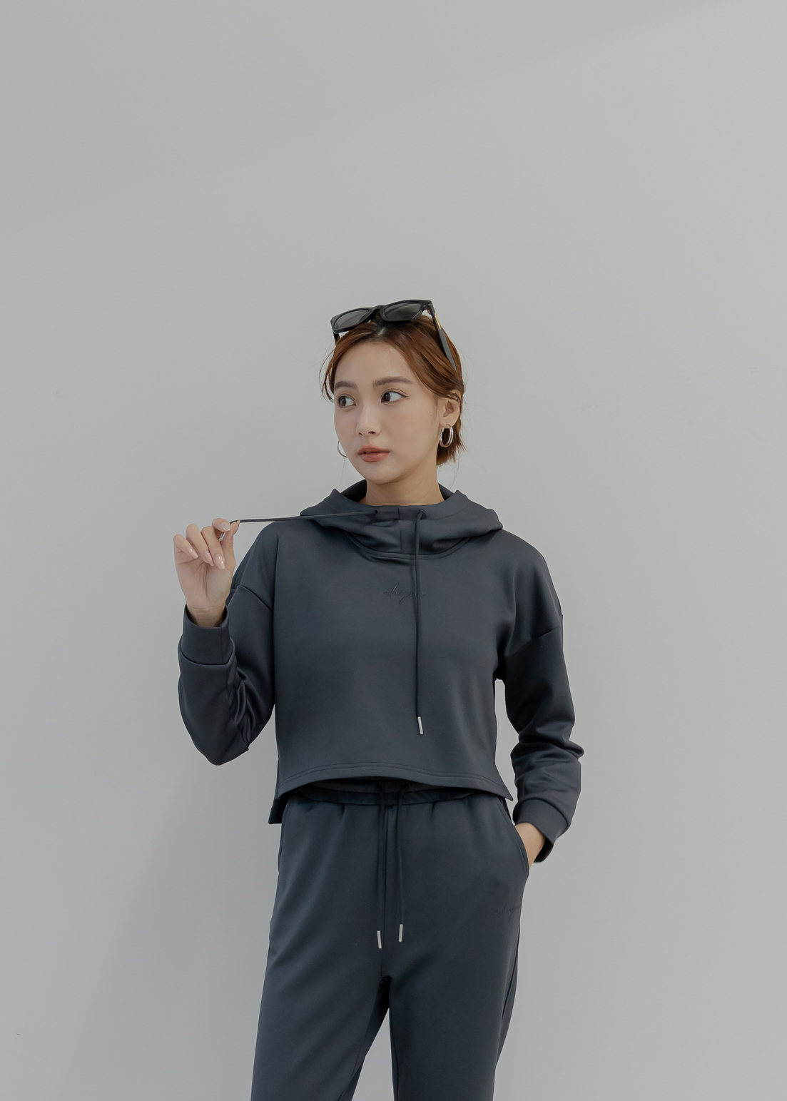 短版內刷毛刺繡Hoodie- Carbon Black