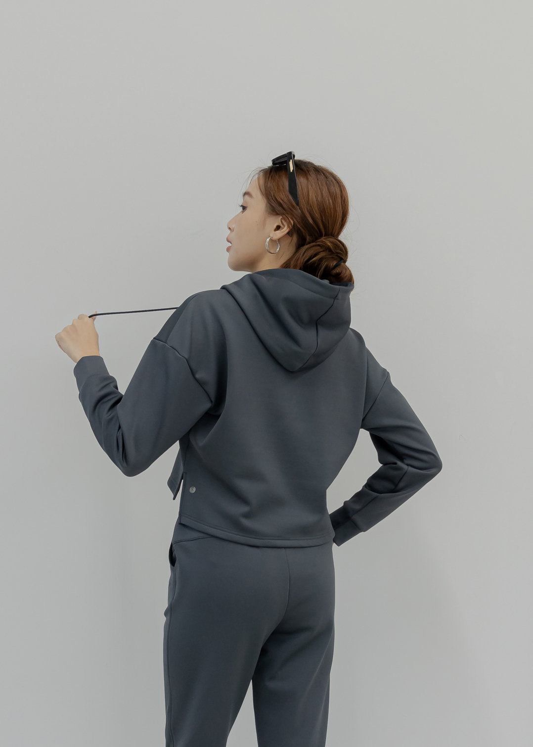 短版內刷毛刺繡Hoodie- Carbon Black