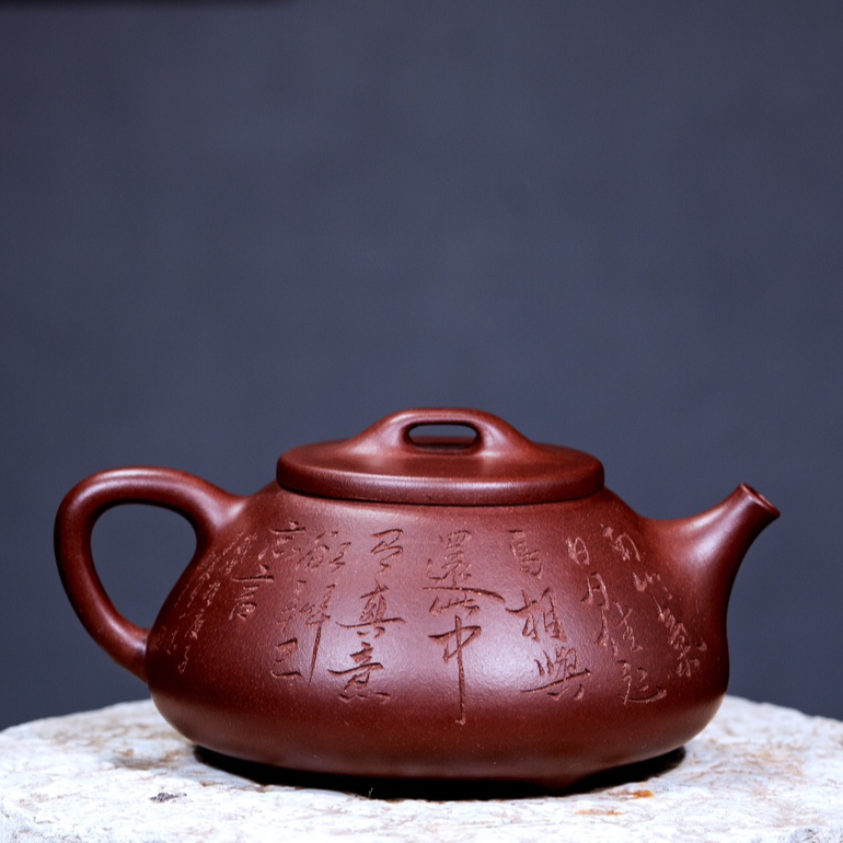 【東瓢】全手工製作，此壺具有石瓢的所有元素，梯形壺身，三角把，直流、橋鈕，壺底三粒棋足。