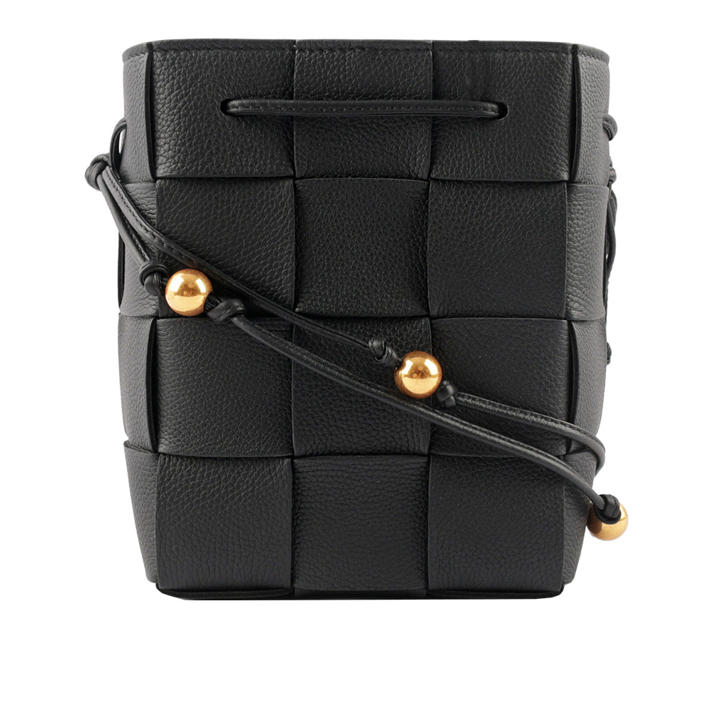 【BOTTEGA VENETA】Cassette 小牛皮編織珠串背帶小款水桶包(黑色)