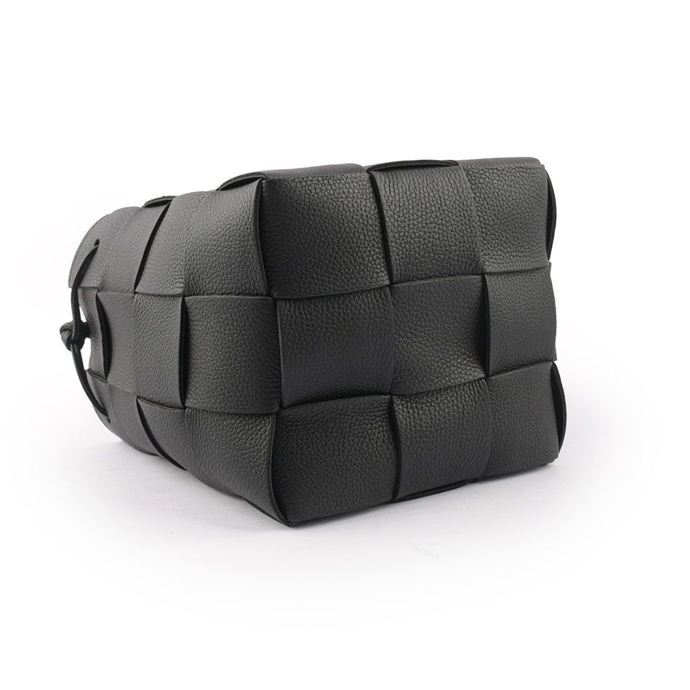 【BOTTEGA VENETA】Cassette 小牛皮編織珠串背帶小款水桶包(黑色)