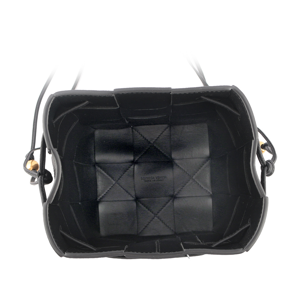 【BOTTEGA VENETA】Cassette 小牛皮編織珠串背帶小款水桶包(黑色)