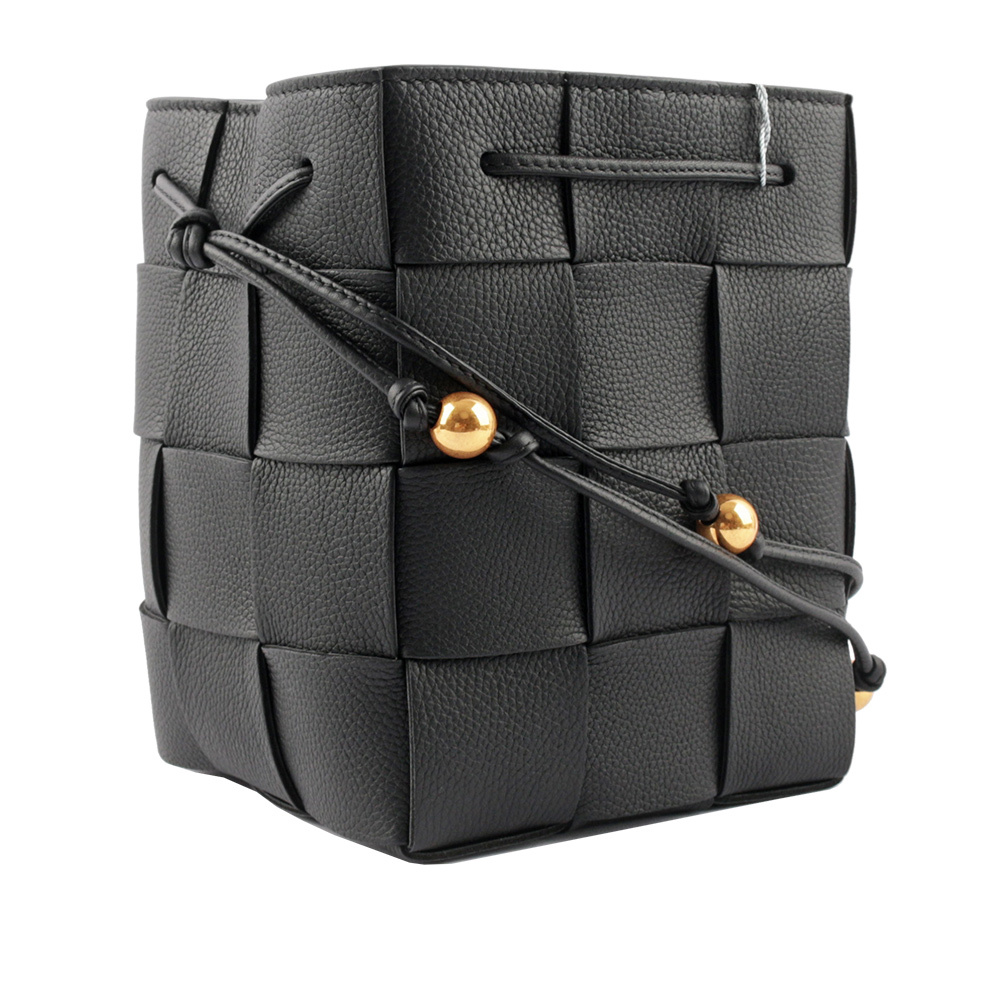 【BOTTEGA VENETA】Cassette 小牛皮編織珠串背帶小款水桶包(黑色)