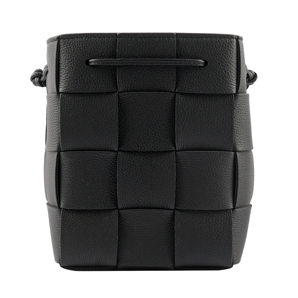 【BOTTEGA VENETA】Cassette 小牛皮編織珠串背帶小款水桶包(黑色)