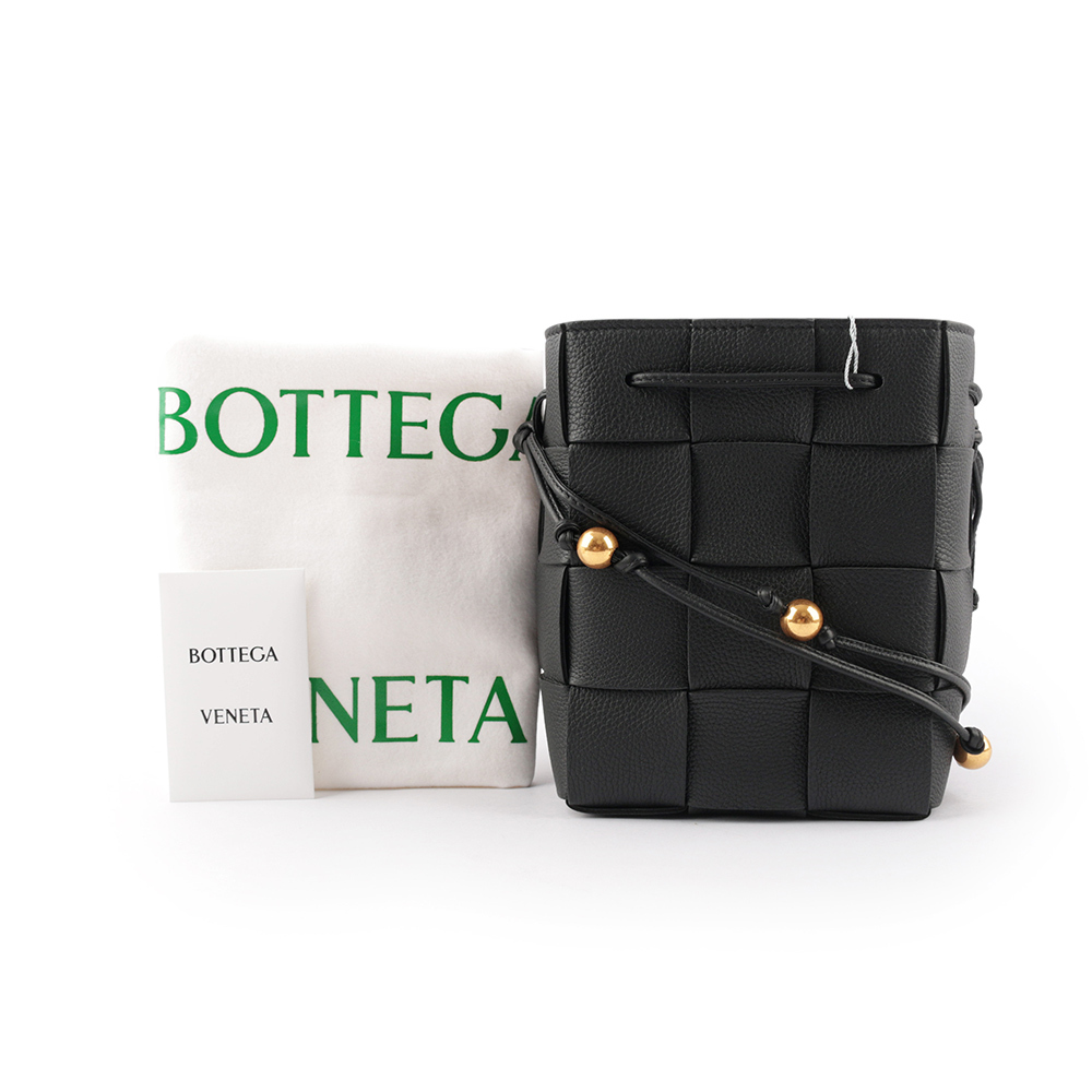 【BOTTEGA VENETA】Cassette 小牛皮編織珠串背帶小款水桶包(黑色)