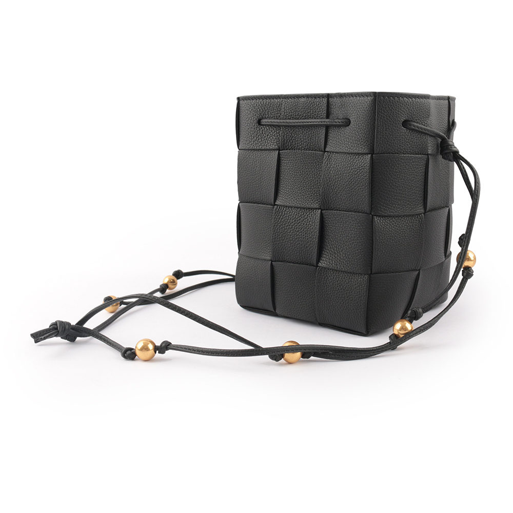 【BOTTEGA VENETA】Cassette 小牛皮編織珠串背帶小款水桶包(黑色)