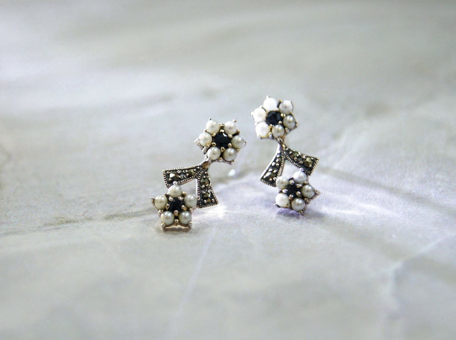 藍寶珍珠花貼耳耳環OP1501