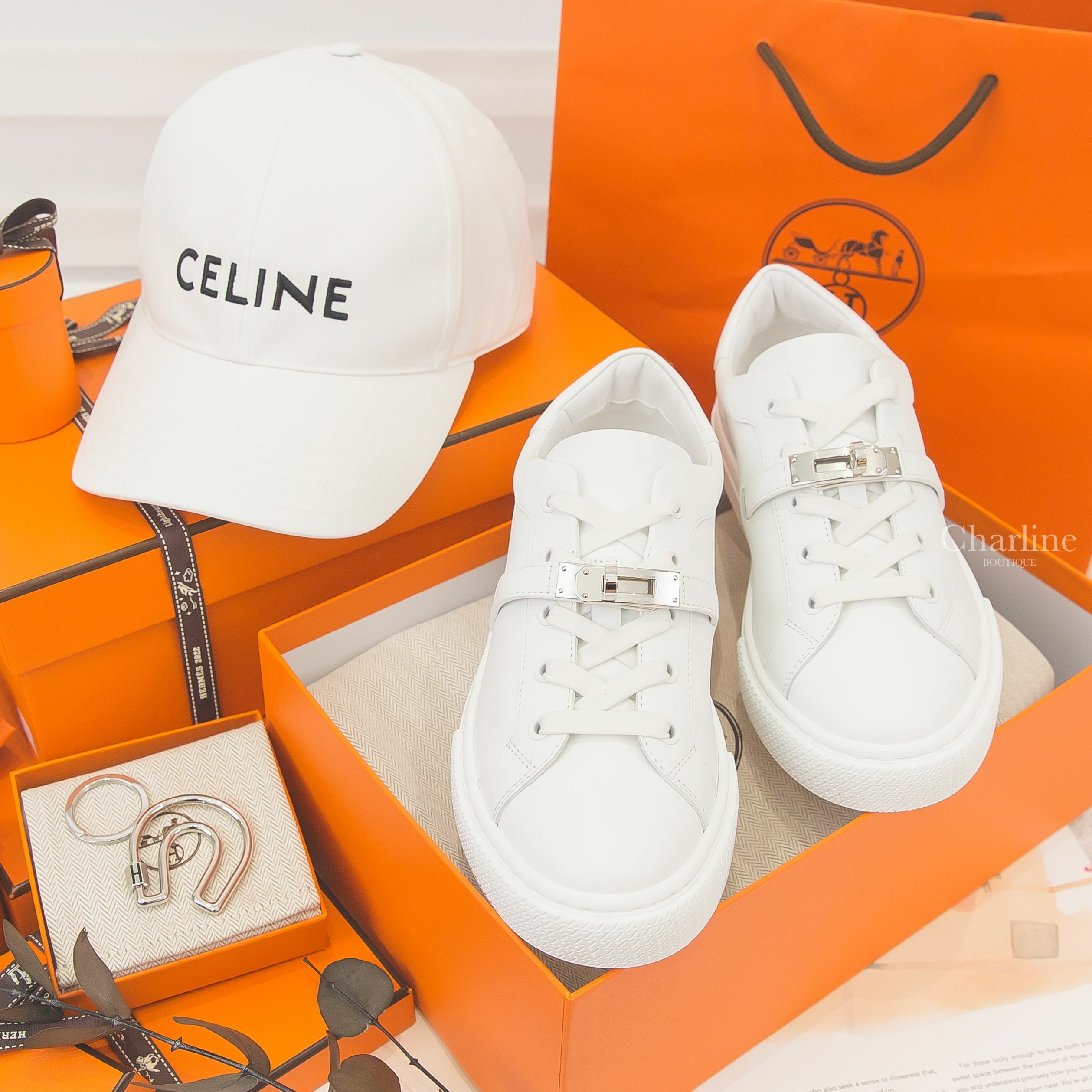 Hermès Day Sneaker 白色銀釦小牛皮運動鞋,Hermès Fer A Cheval Key Ring 銀色簍空馬蹄黑色H字樣不銹鋼鑰匙圈,Celine 白色刺繡黑字棉質棒球帽-Charline Boutique 精品代購