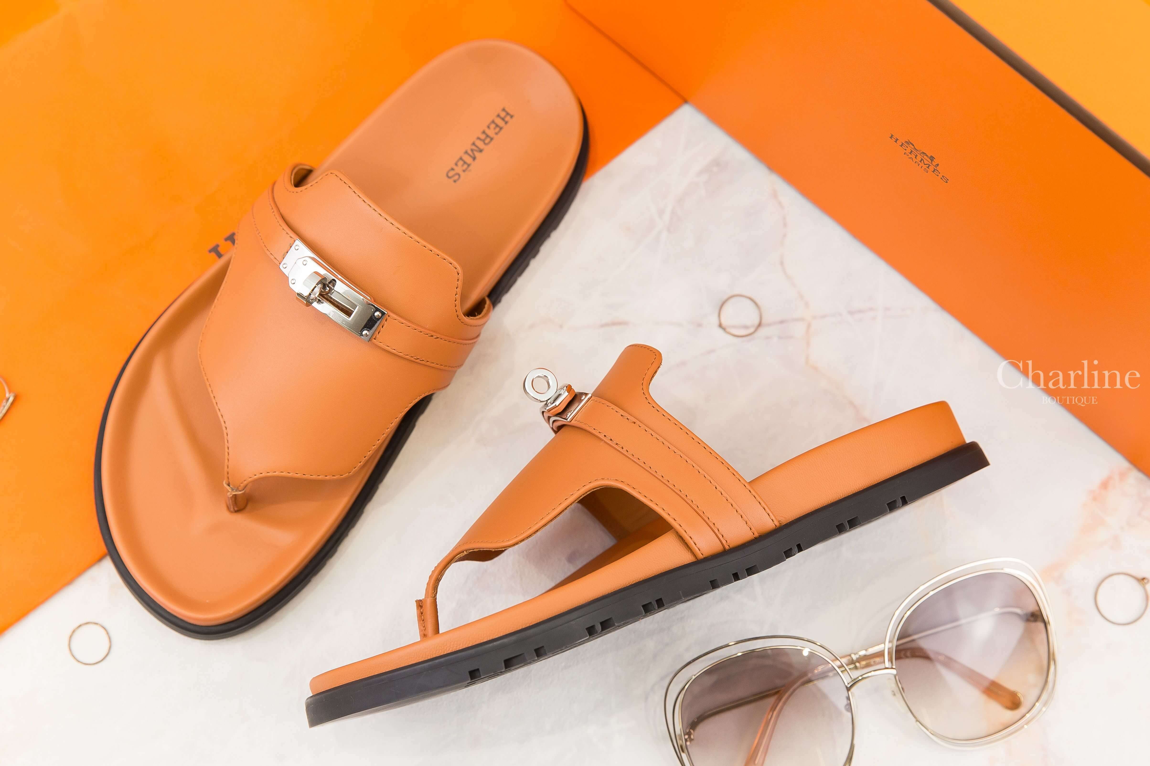 Hermès Empire Sandal 土棕色小牛皮黑底銀釦橡膠平底拖鞋-Charline Boutique 精品代購
