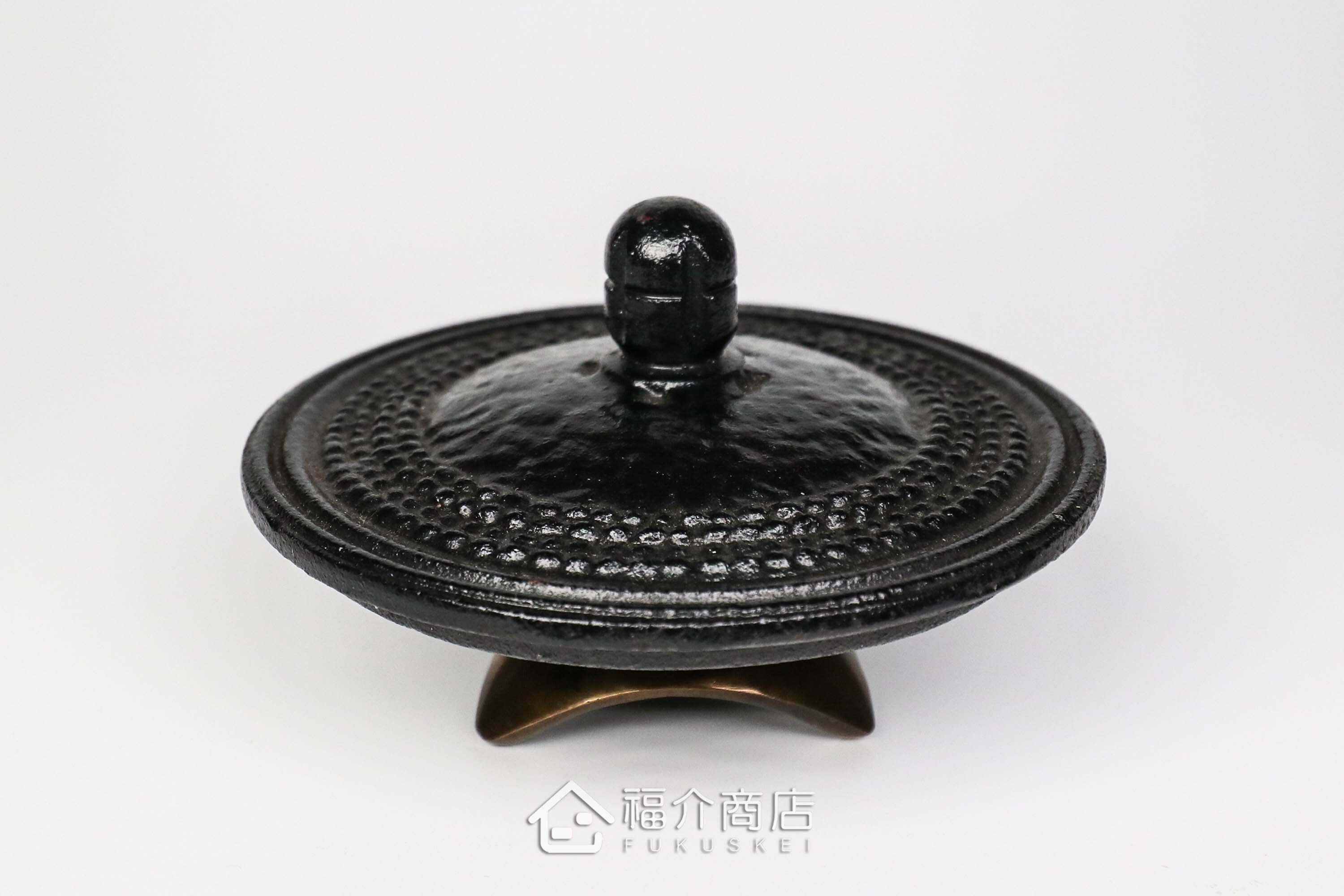 銅製三葉造型的蓋置與茶壺蓋