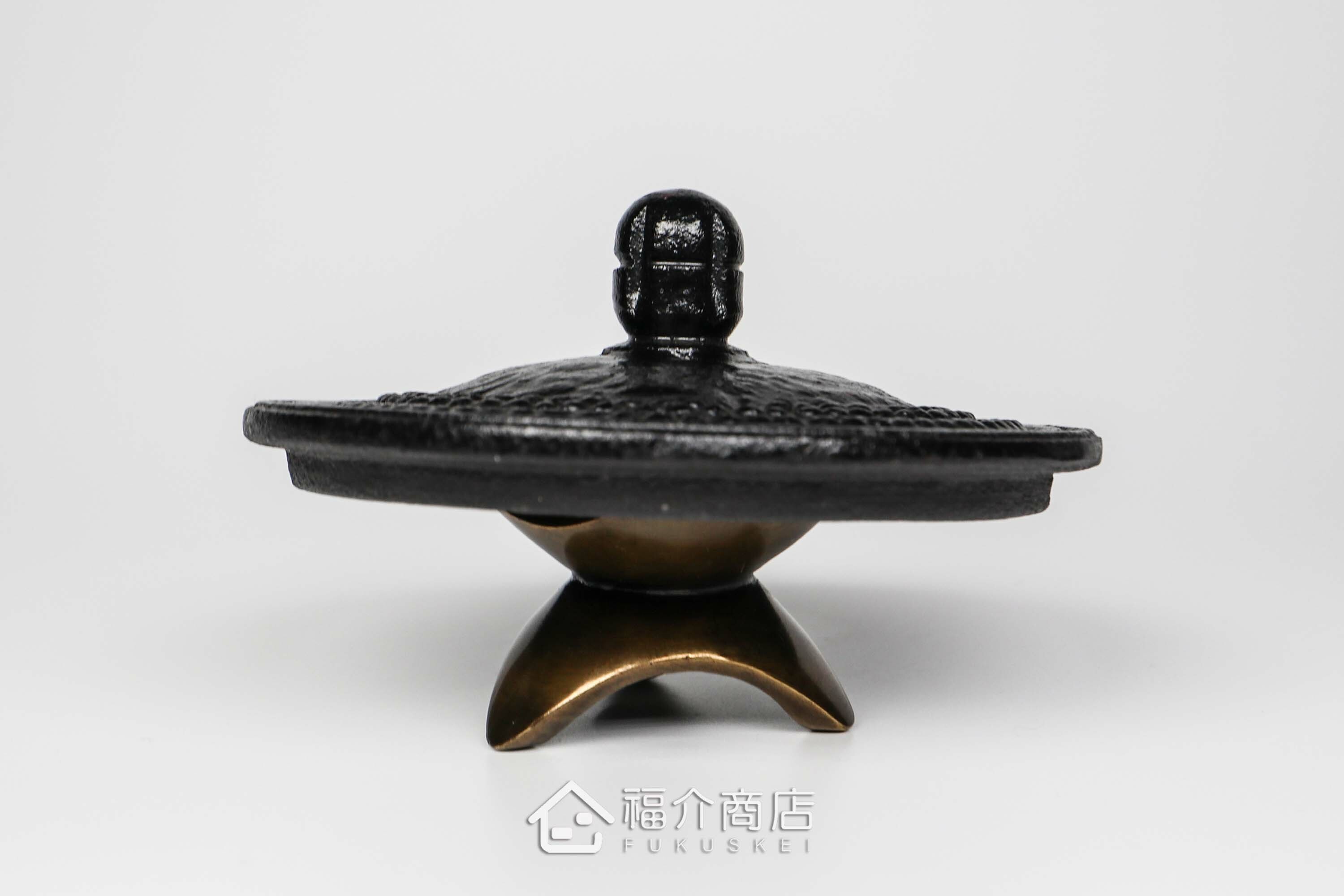 銅製三葉造型的蓋置與茶壺蓋