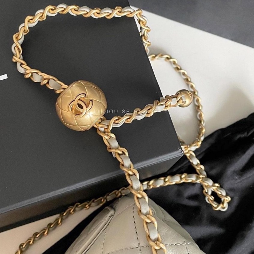 Chanel 鼠尾草灰金球羊皮方胖