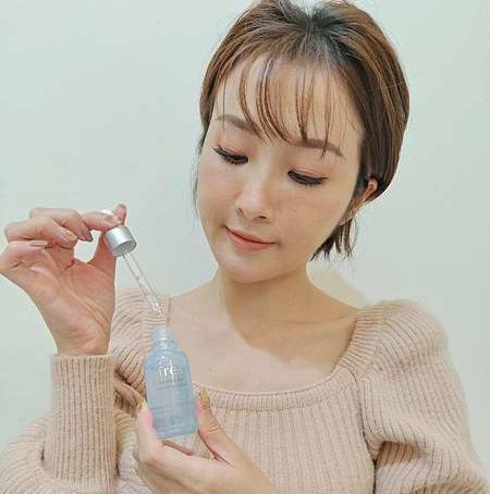 女生使用精華液