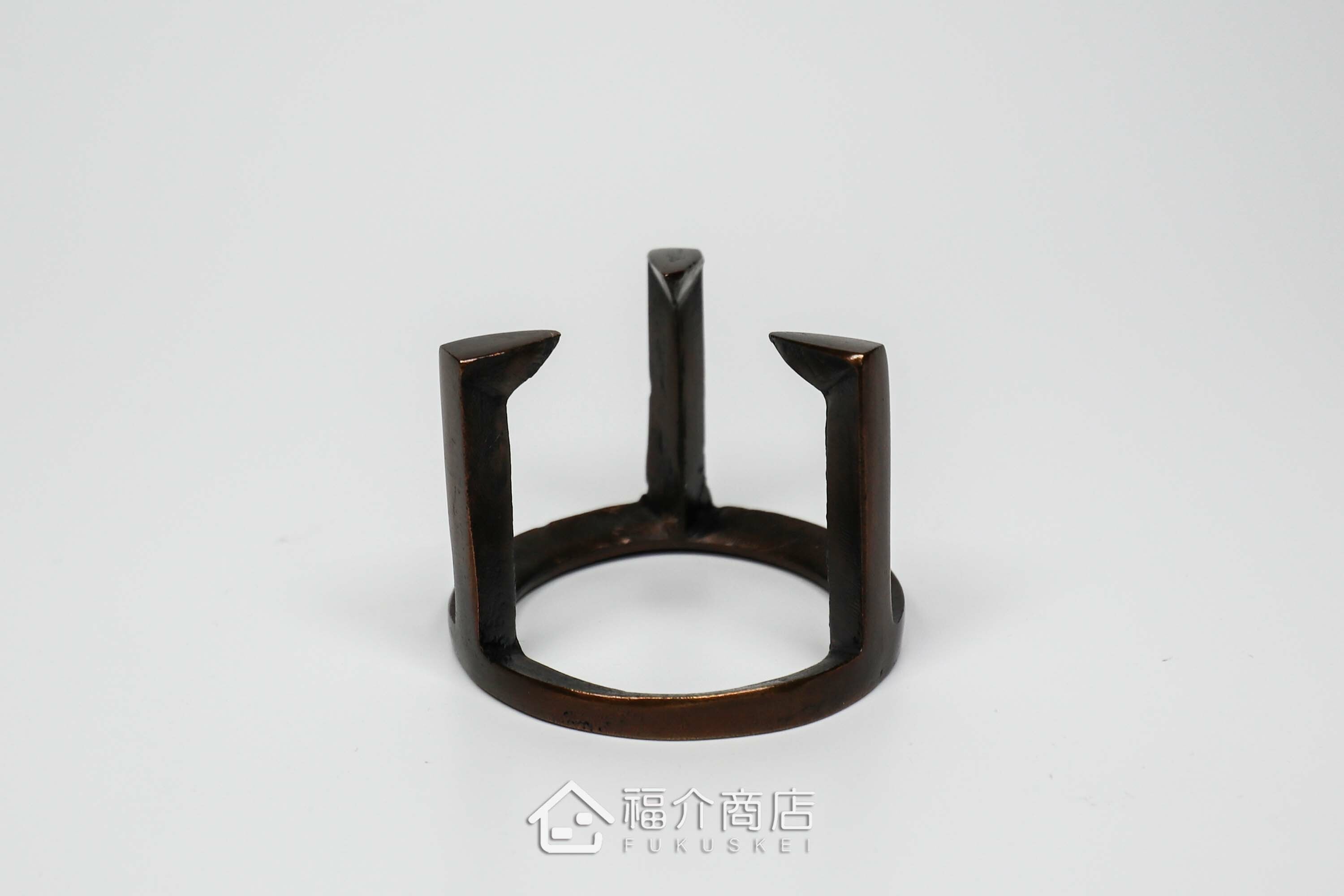 銅製五德造型的茶壺蓋放置工具