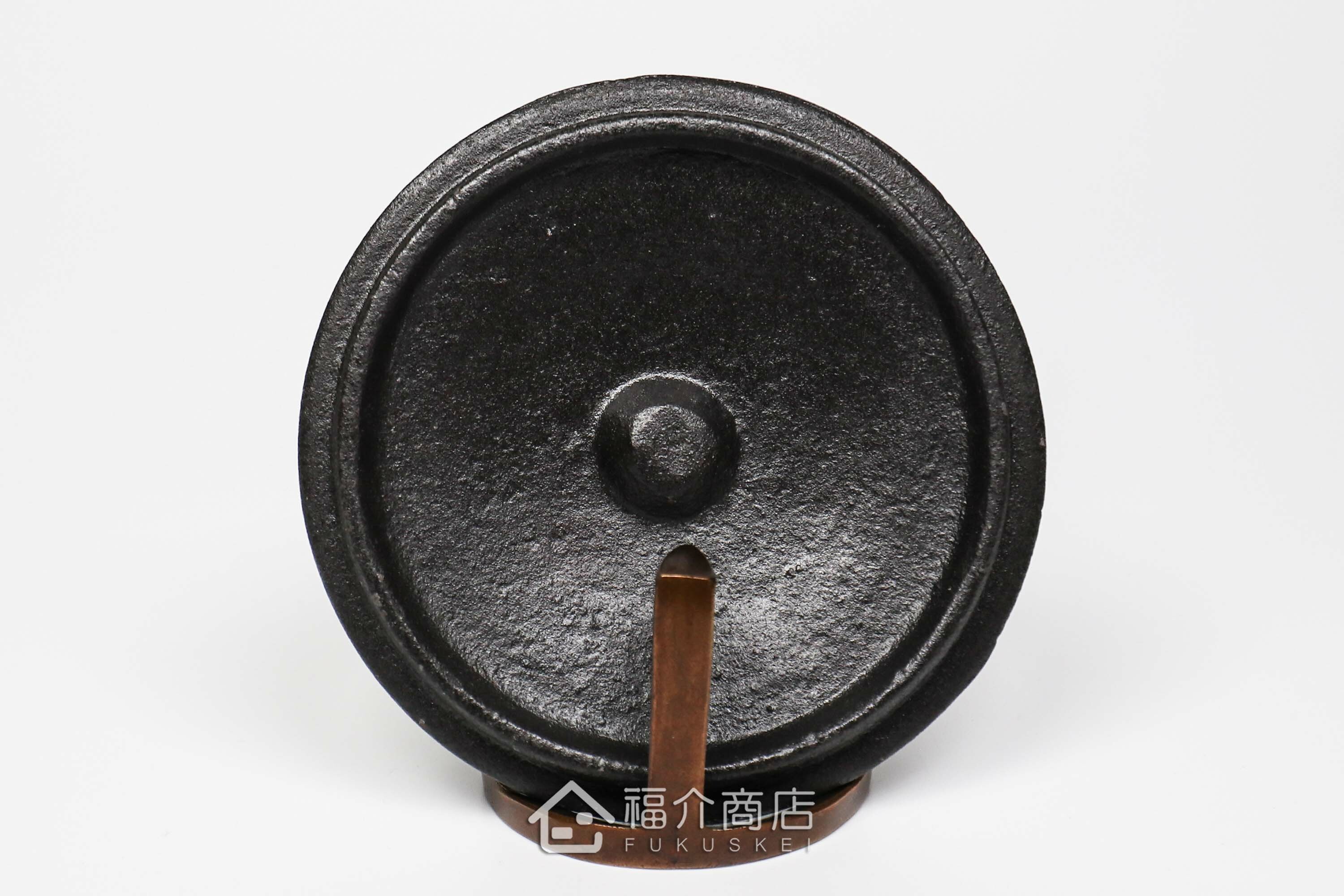 銅製五德造型的蓋置與茶壺蓋