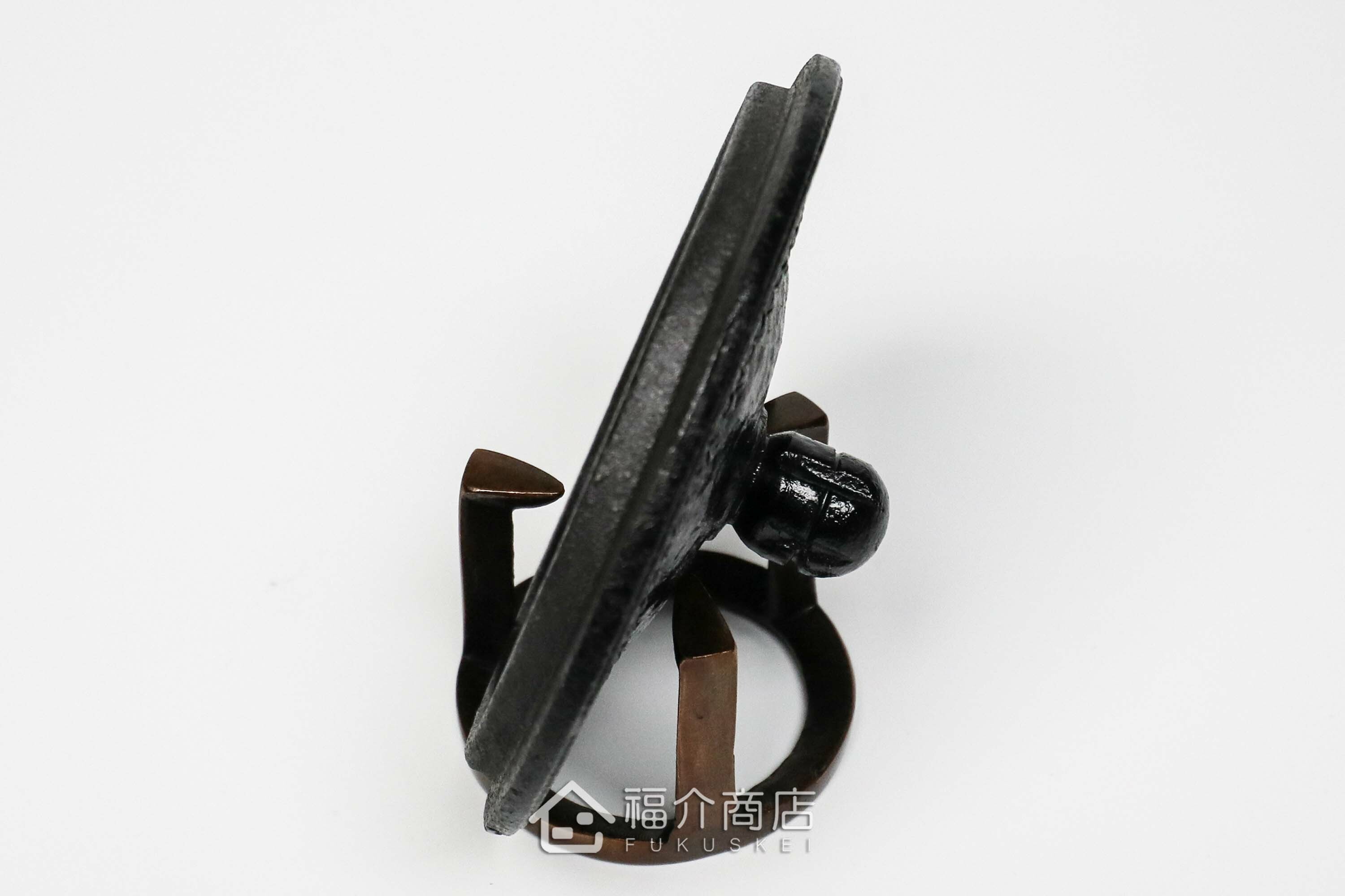 銅製五德造型的蓋置與茶壺蓋