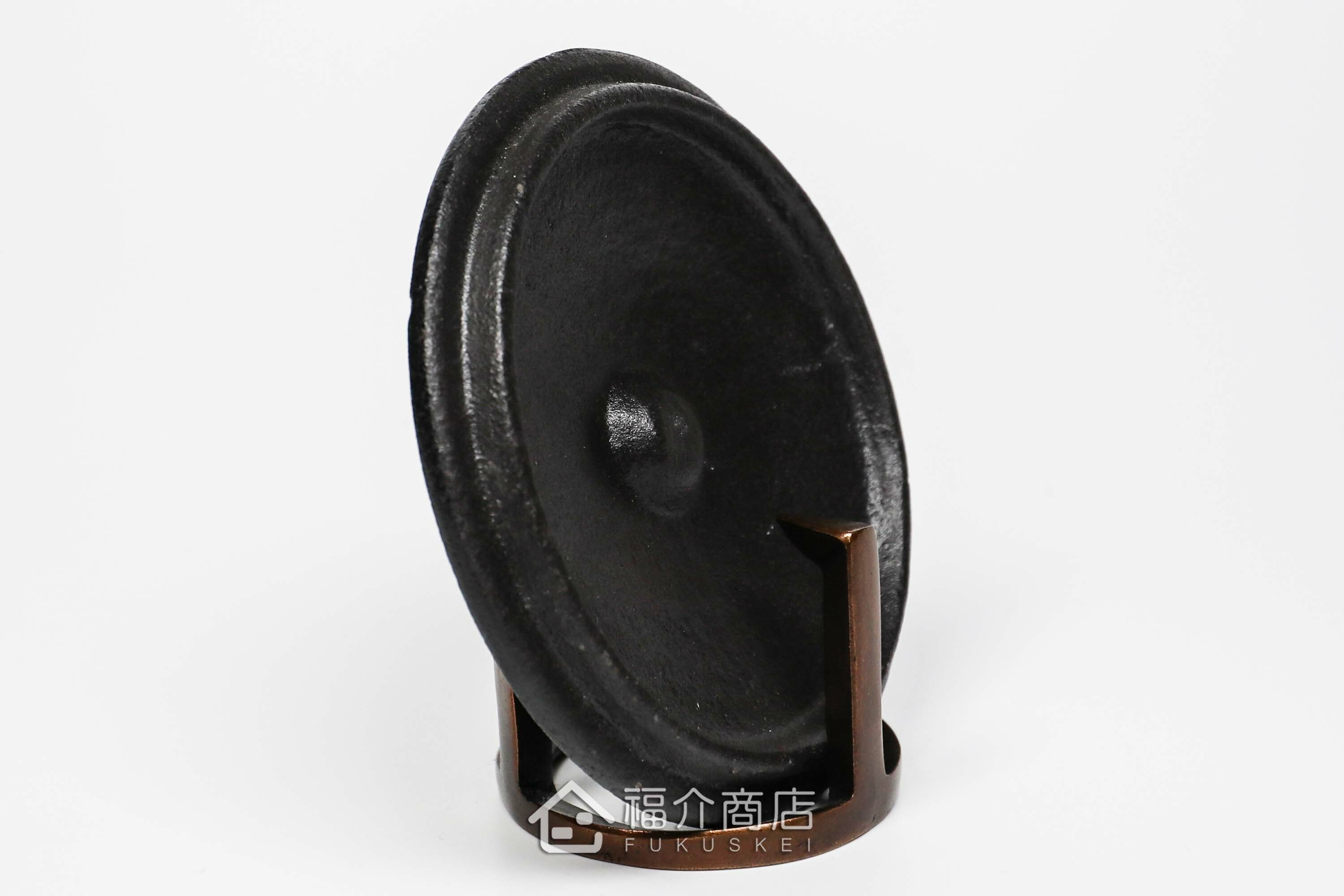 銅製五德造型的蓋置與茶壺蓋