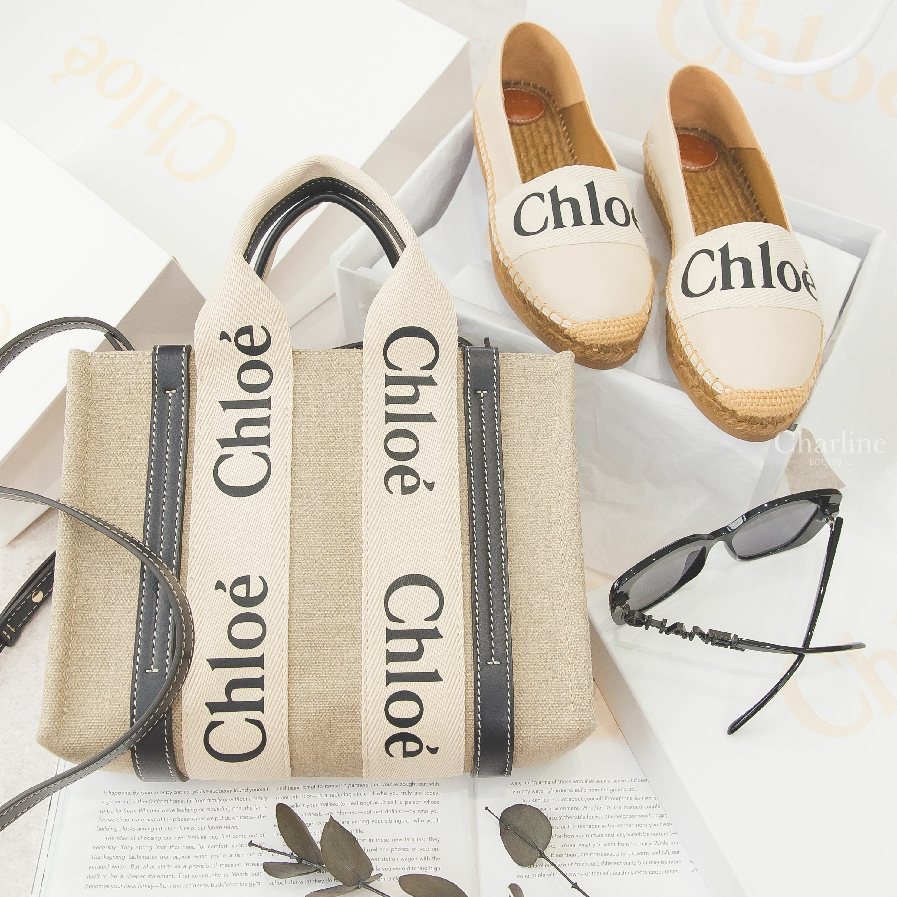 Chloe Small Woody Tote Bag 米白色帆布拼藍黑色皮革黑Logo小型提把肩背托特包,Chloe 白底棉質黑Logo牛皮草編鞋,Chanel 黑色方框側邊黑鑽 Chanel 太陽眼鏡-Charline Boutique 精品代購