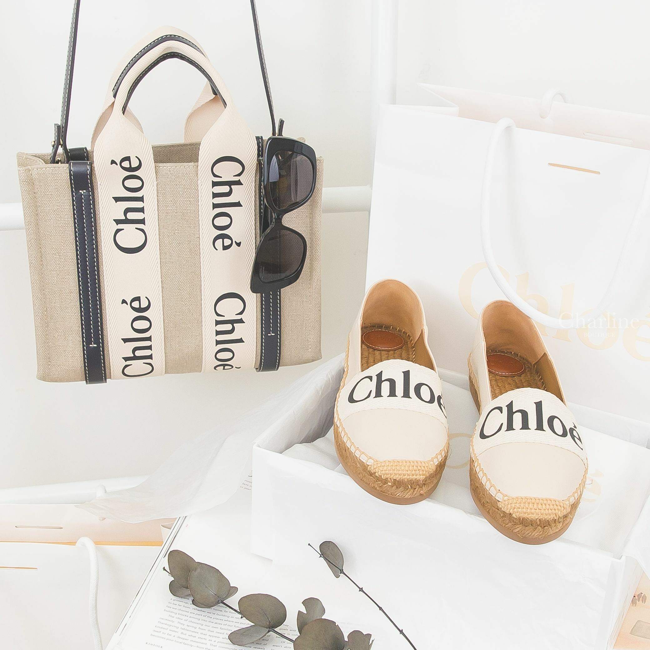 Chloe Small Woody Tote Bag 米白色帆布拼藍黑色皮革黑Logo小型提把肩背托特包,Chloe 白底棉質黑Logo牛皮草編鞋,Chanel 黑色方框側邊黑鑽 Chanel 太陽眼鏡-Charline Boutique 精品代購