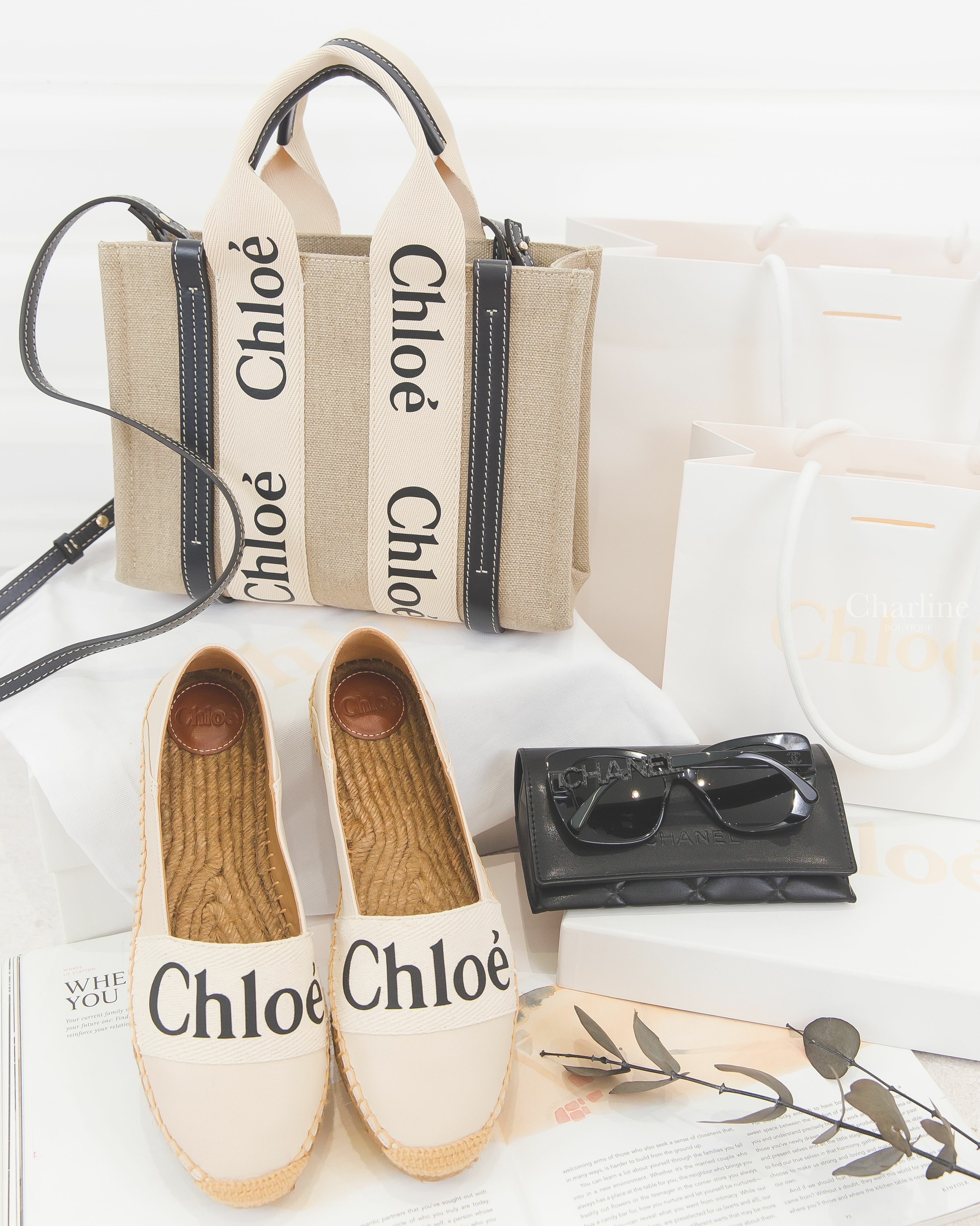 Chloe Small Woody Tote Bag 米白色帆布拼藍黑色皮革黑Logo小型提把肩背托特包,Chloe 白底棉質黑Logo牛皮草編鞋,Chanel 黑色方框側邊黑鑽 Chanel 太陽眼鏡-Charline Boutique 精品代購