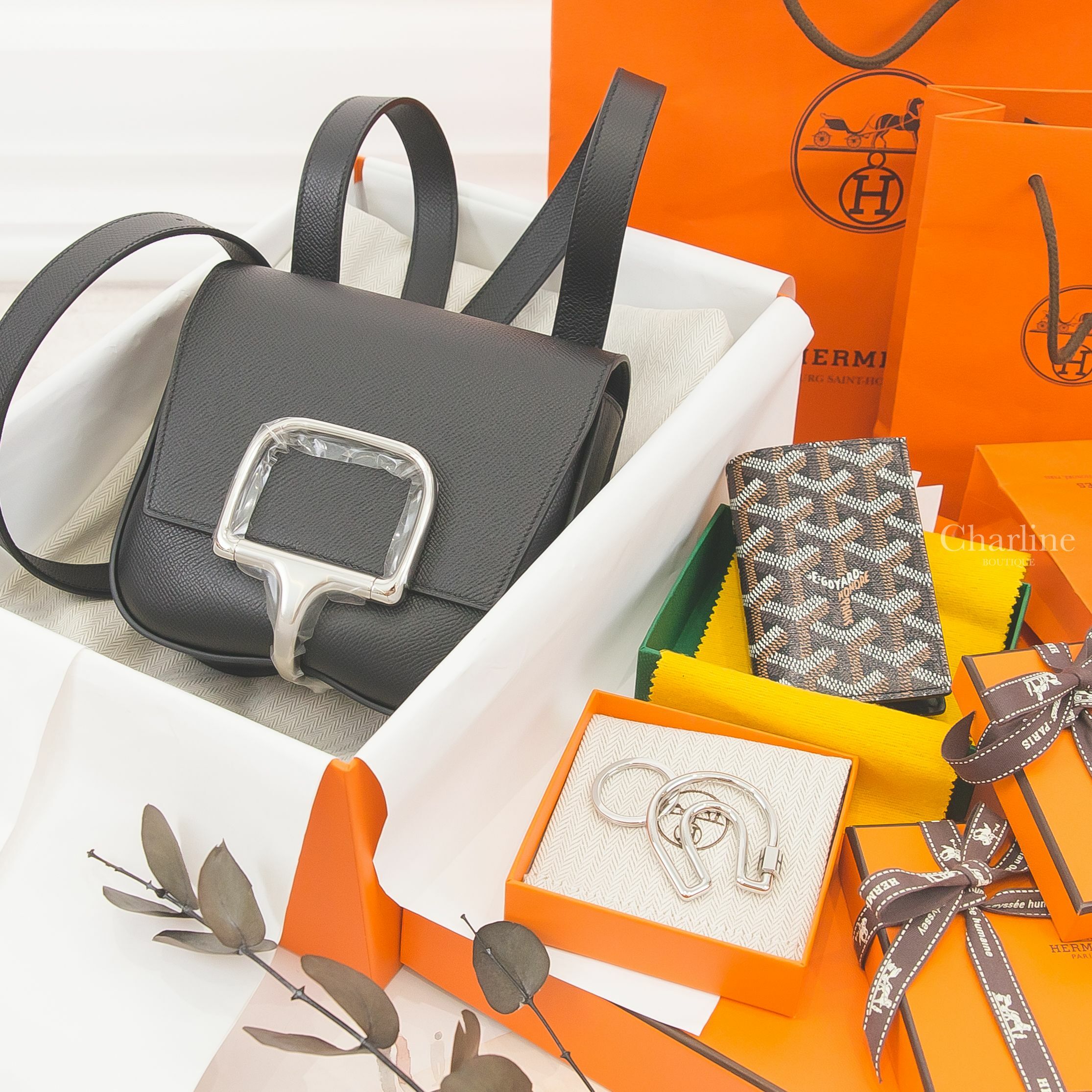 Hermès Della U刻黑色銀釦肩背包,Goyard 黑色拼黃色夾層內裡帆布/牛皮卡片短夾,Hermès Fer A Cheval Key Ring 銀色簍空馬蹄黑色H字樣不銹鋼鑰匙圈-Charline Boutique 精品代購