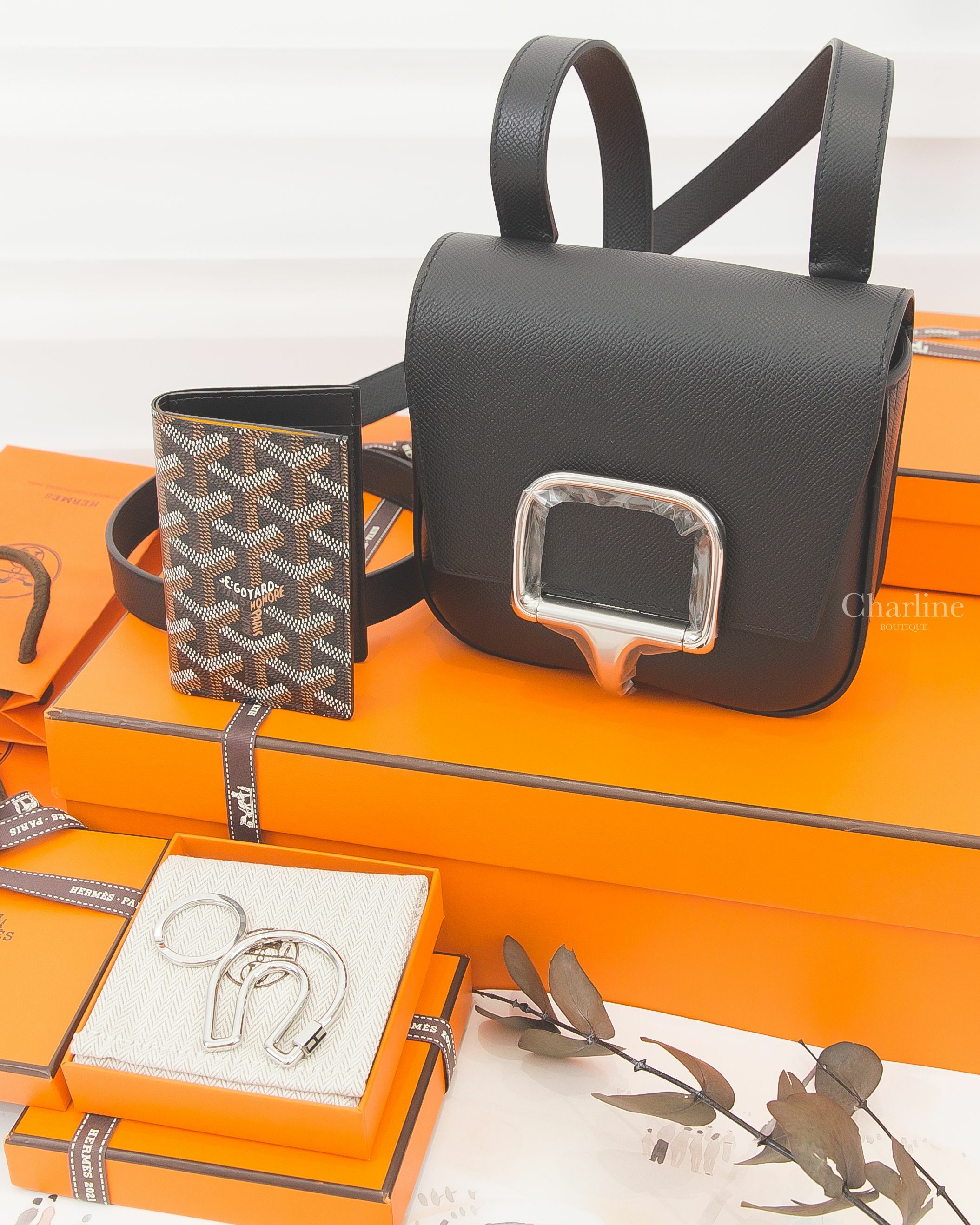 Hermès Della U刻黑色銀釦肩背包,Goyard 黑色拼黃色夾層內裡帆布/牛皮卡片短夾,Hermès Fer A Cheval Key Ring 銀色簍空馬蹄黑色H字樣不銹鋼鑰匙圈-Charline Boutique 精品代購
