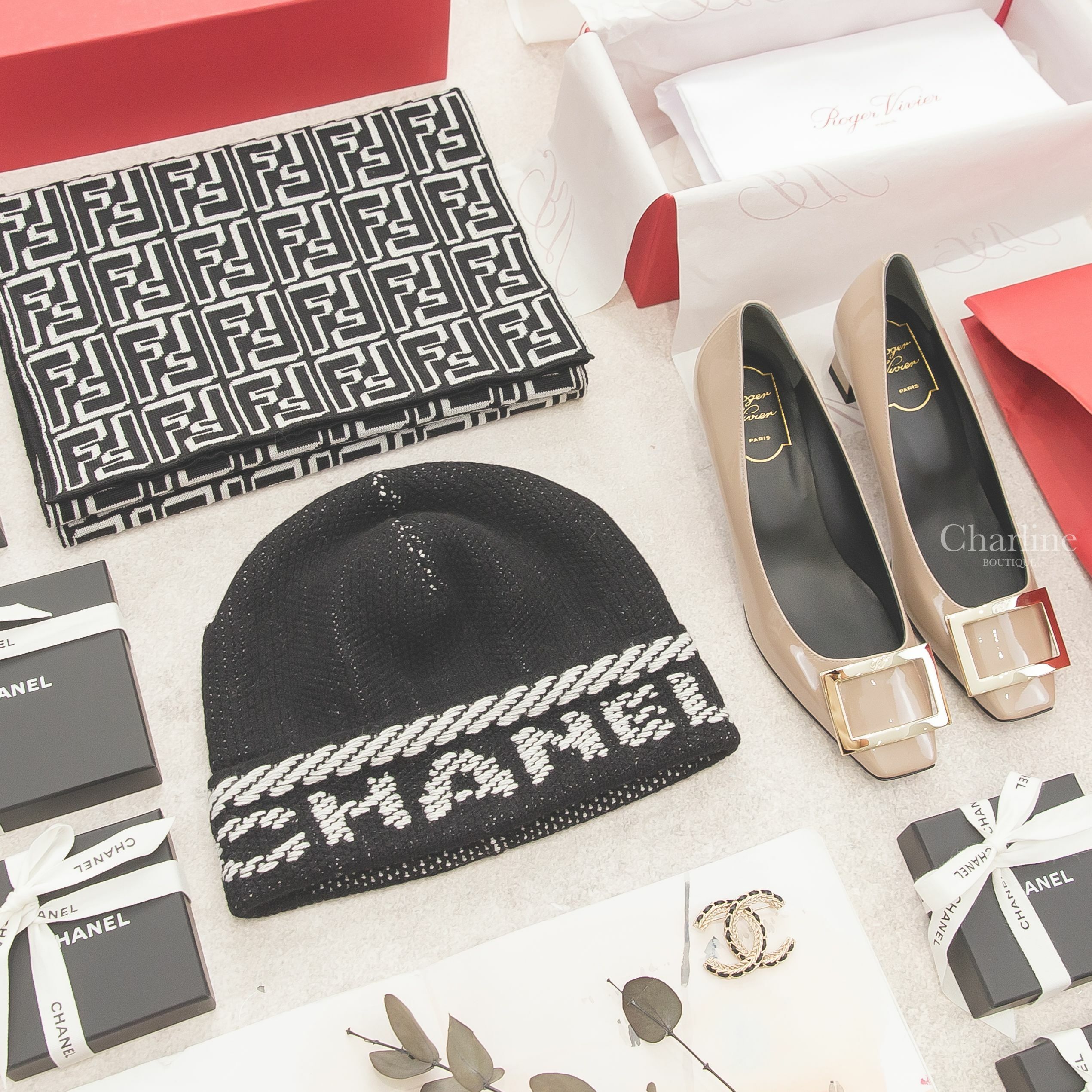 Roger Vivier 米褐色漆皮金色方釦粗跟低跟鞋,Chanel Beanie 黑底白字喀什米爾針織毛帽,Fendi 黑色白色滿版FF羊毛圍巾,Chanel 黑色大型皮穿鍊金色編織CC胸針-Charline Boutique 精品代購
