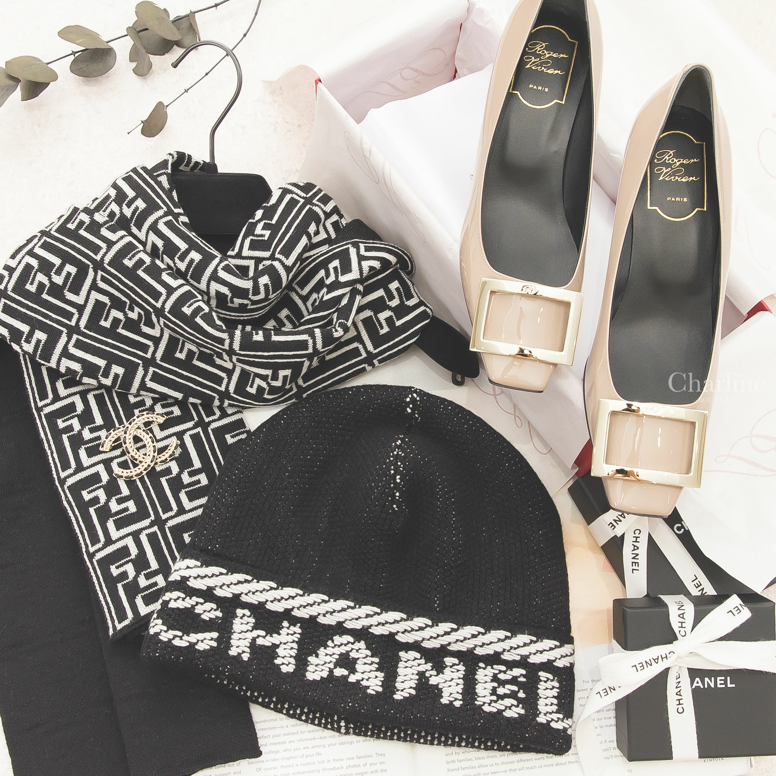 Roger Vivier 米褐色漆皮金色方釦粗跟低跟鞋,Chanel Beanie 黑底白字喀什米爾針織毛帽,Fendi 黑色白色滿版FF羊毛圍巾,Chanel 黑色大型皮穿鍊金色編織CC胸針-Charline Boutique 精品代購