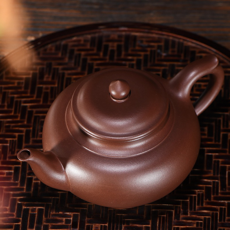 【笑櫻壺】 -- 紫砂壺中的經典壺型之一。寓意平安、和睦、和平。