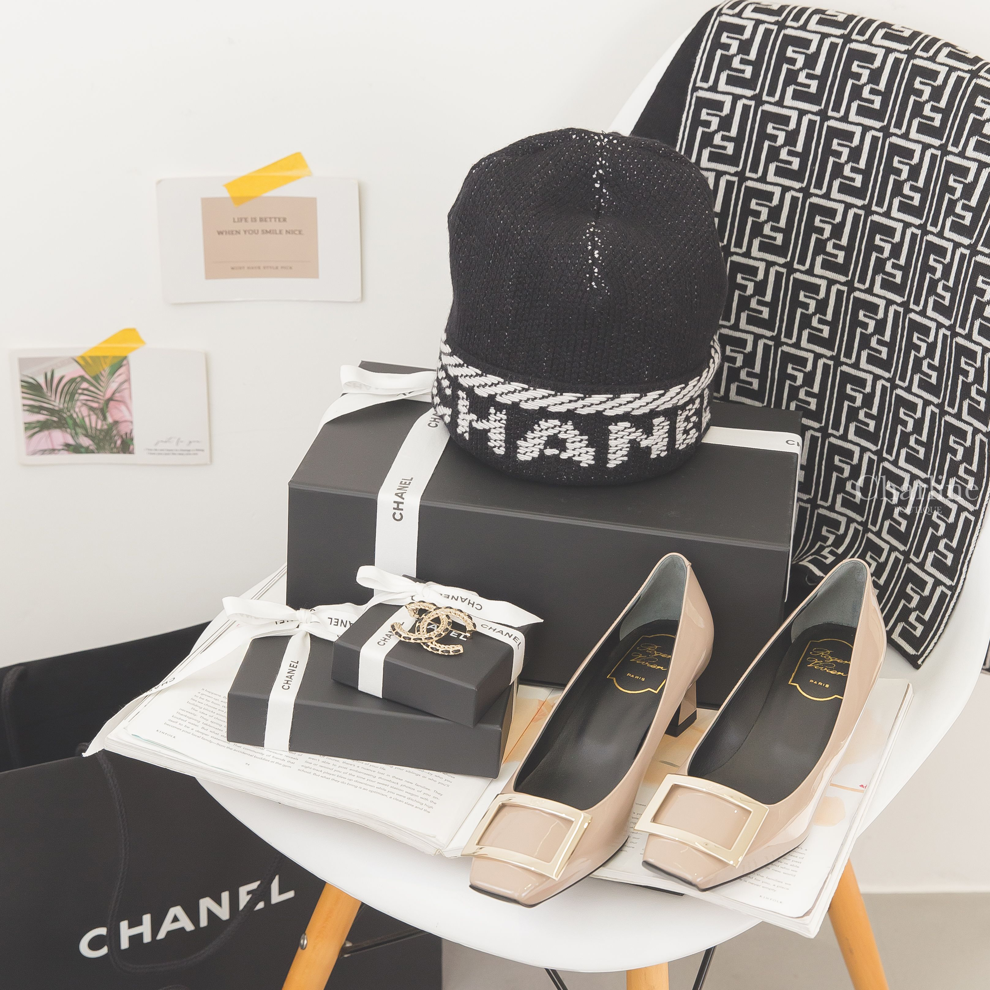 Roger Vivier 米褐色漆皮金色方釦粗跟低跟鞋,Chanel Beanie 黑底白字喀什米爾針織毛帽,Fendi 黑色白色滿版FF羊毛圍巾,Chanel 黑色大型皮穿鍊金色編織CC胸針-Charline Boutique 精品代購