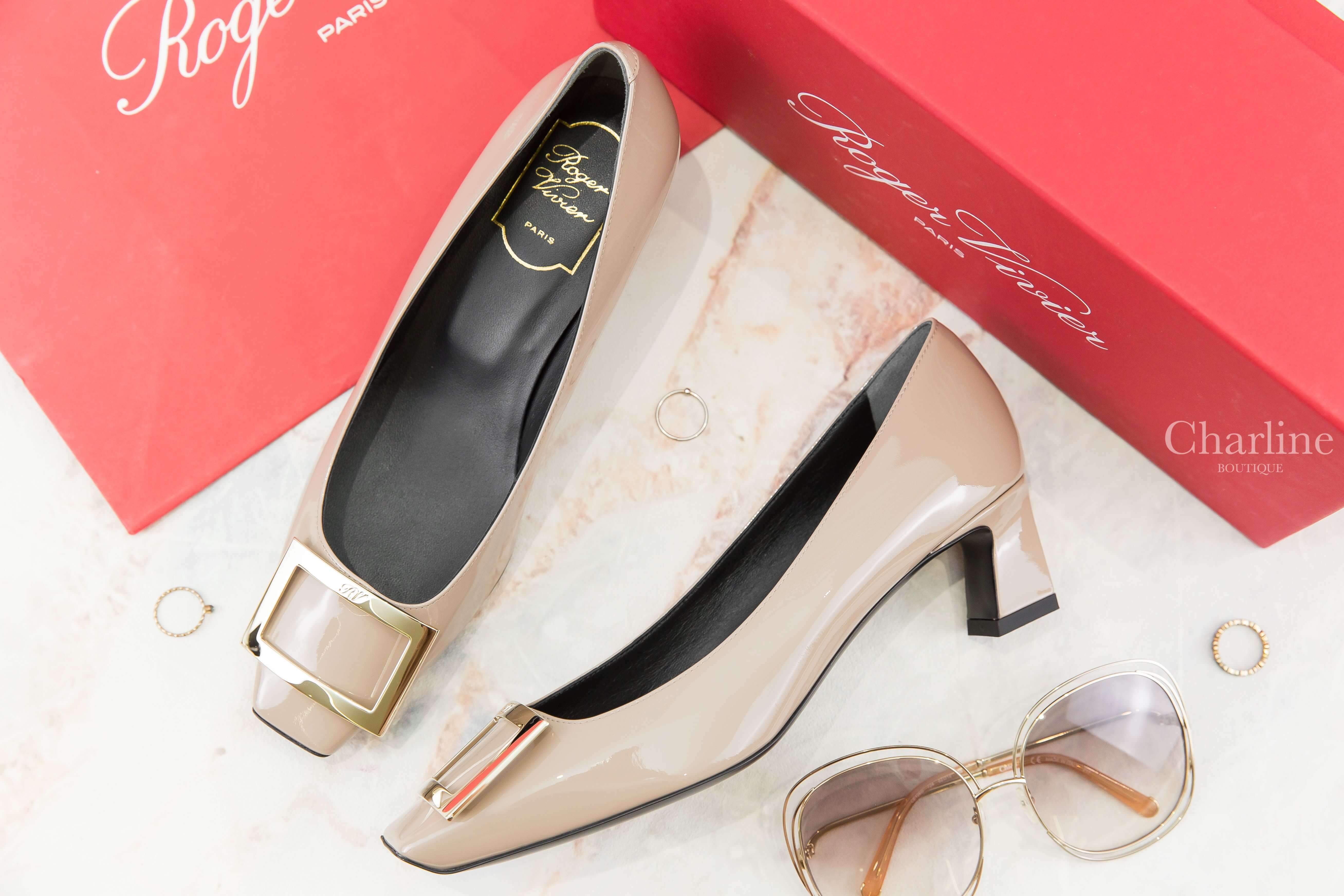 Roger Vivier Trompette Metal Buckle Pumps In Patent Leather 米褐色漆皮金色方釦粗跟低跟鞋-Charline Boutique 精品代購