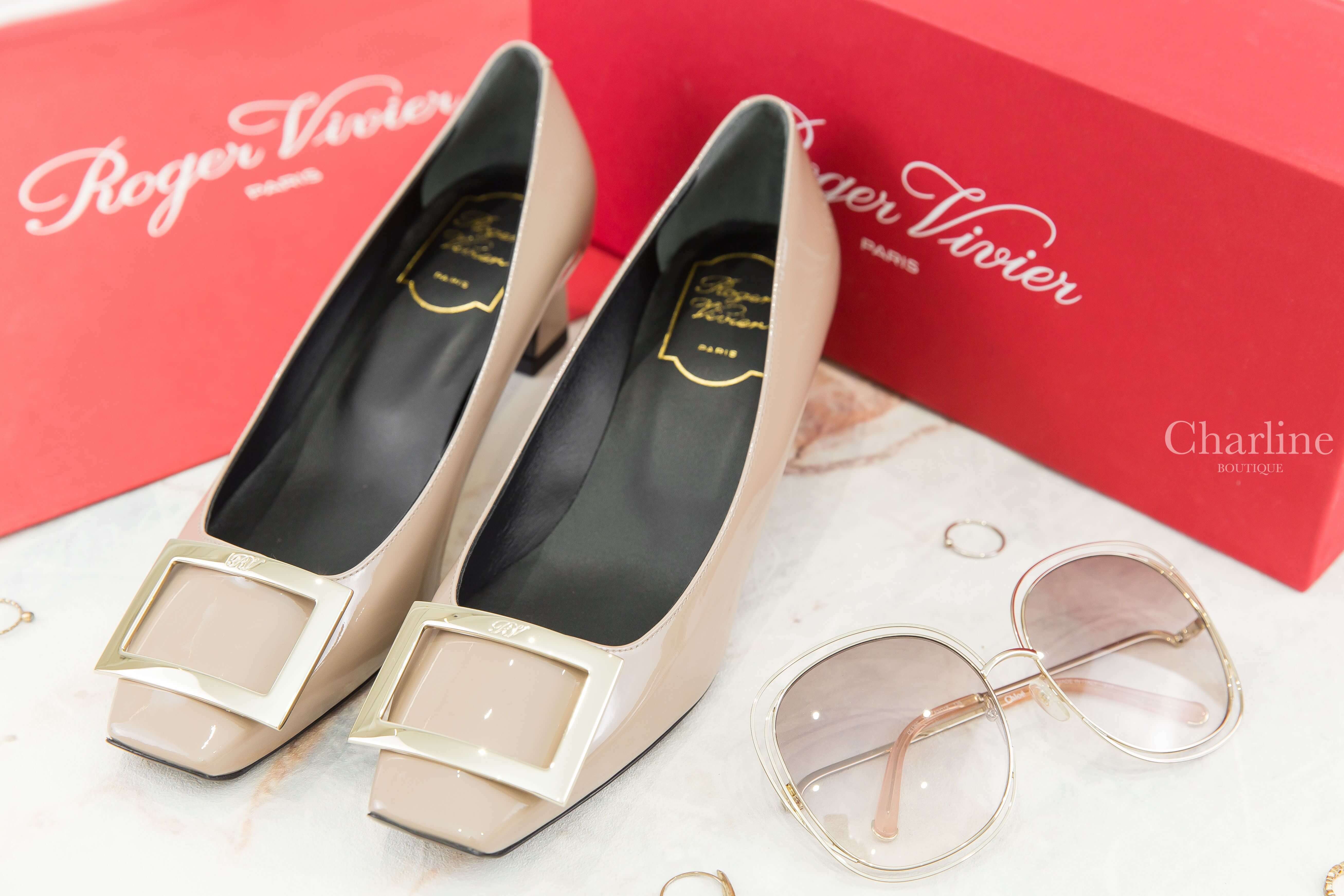 Roger Vivier Trompette Metal Buckle Pumps In Patent Leather 米褐色漆皮金色方釦粗跟低跟鞋-Charline Boutique 精品代購