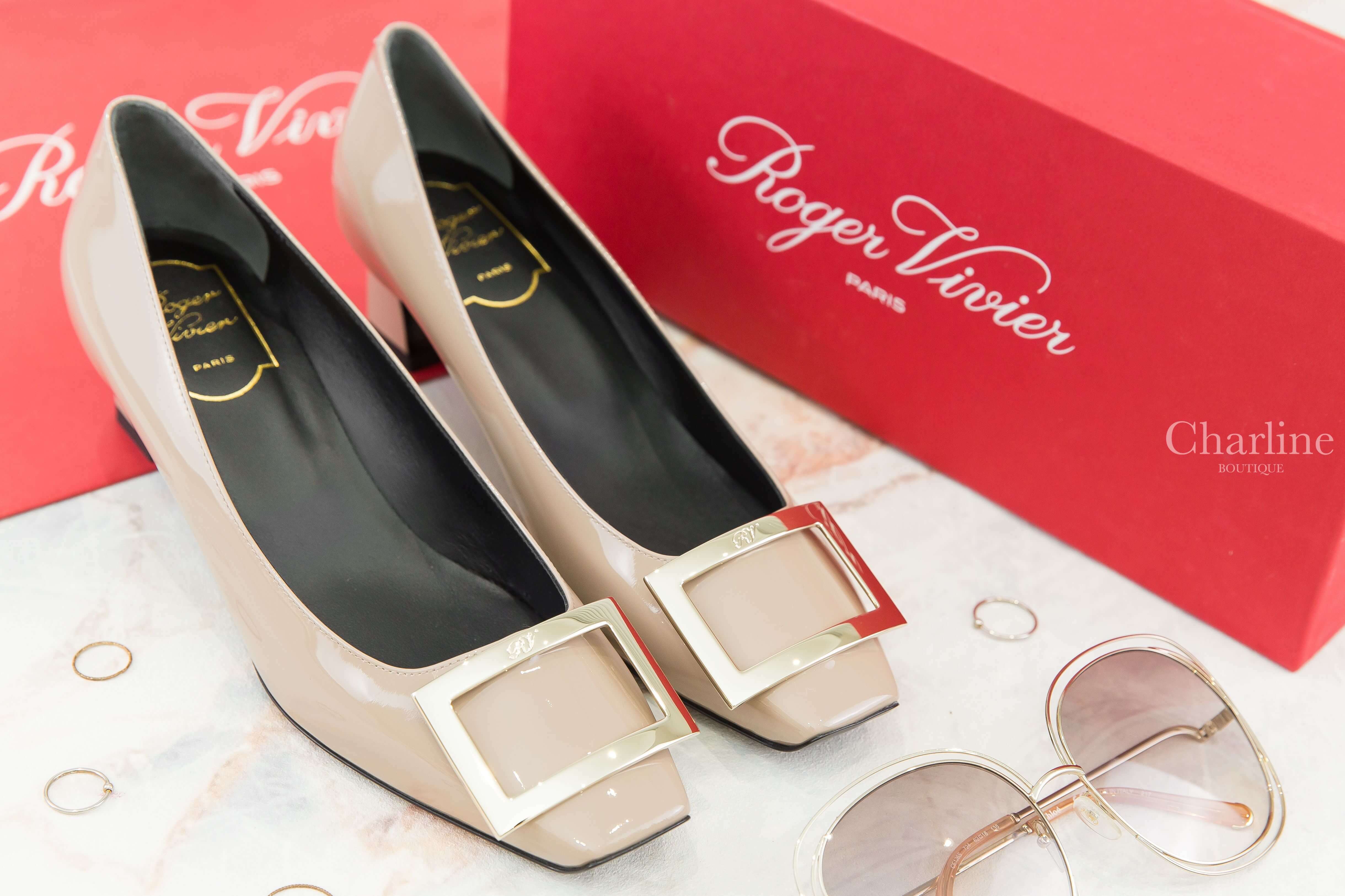 Roger Vivier Trompette Metal Buckle Pumps In Patent Leather 米褐色漆皮金色方釦粗跟低跟鞋