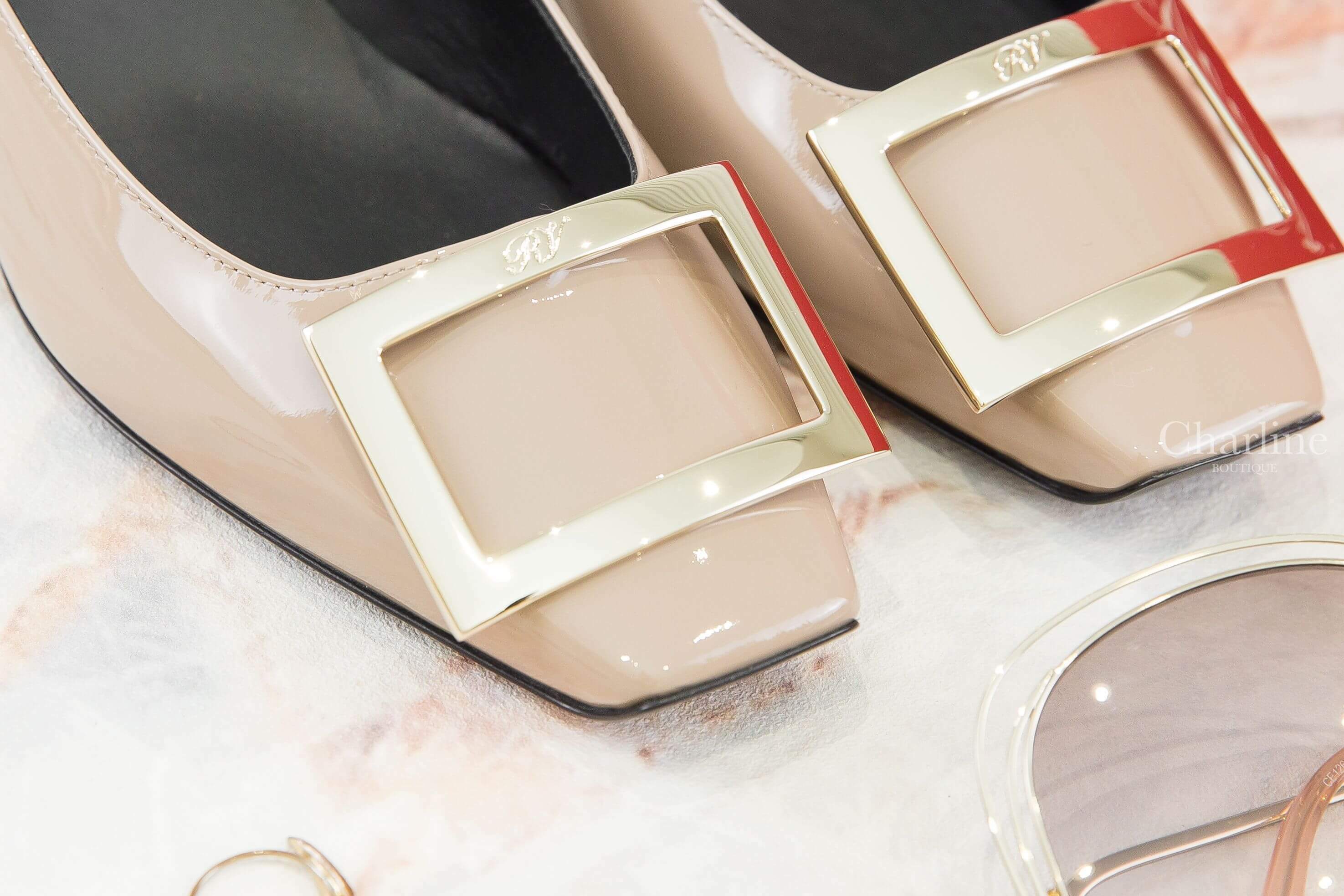 Roger Vivier Trompette Metal Buckle Pumps In Patent Leather 米褐色漆皮金色方釦粗跟低跟鞋